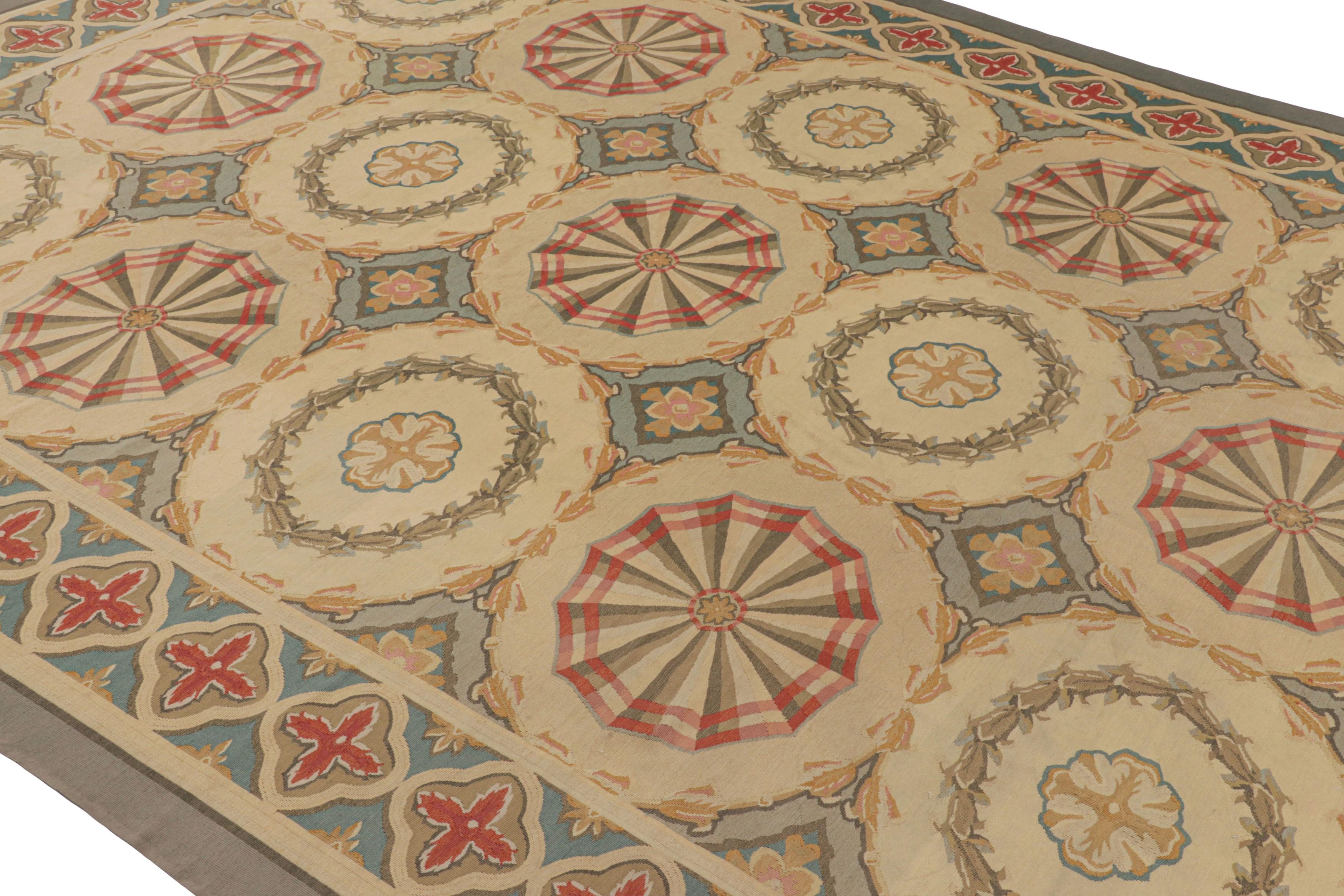 Dieser 9x12 große Vintage-Aubusson-Teppich ist eine elegante Neuinterpretation des neoklassischen Stils aus der Mitte des Jahrhunderts - eine außergewöhnliche Neuauflage der europäischen Teppichkollektion von Rug & Kilim, die aus Wolle handgewebt