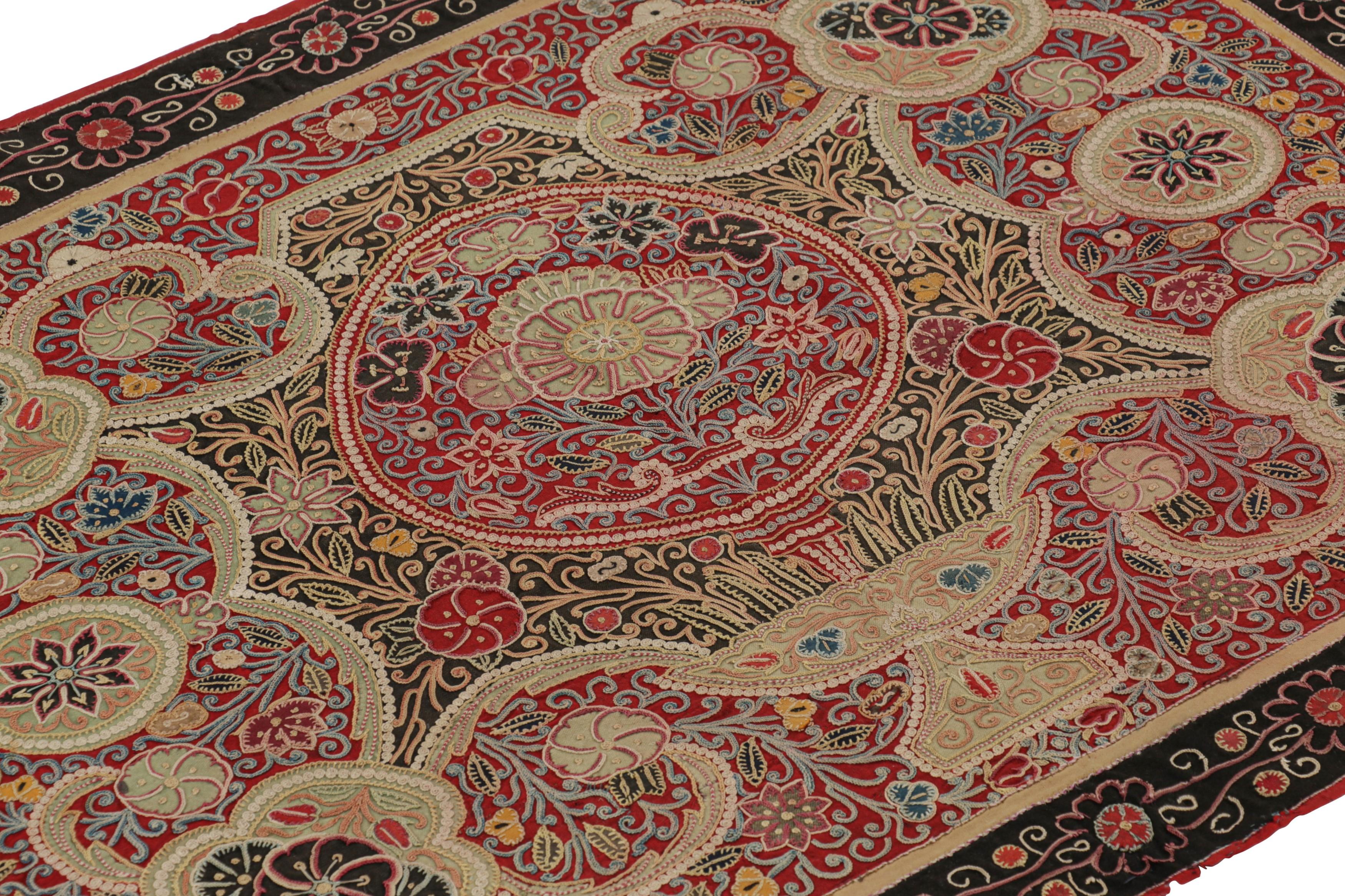 Realizzato con seta tessuta a mano, questo tappeto antico persiano quadrato 3x3 per cavalli ha avuto origine in Iran intorno al 1880-1890, creato durante la rinascita artistica della dinastia Qajar, ed è una squisita aggiunta alla collezione di