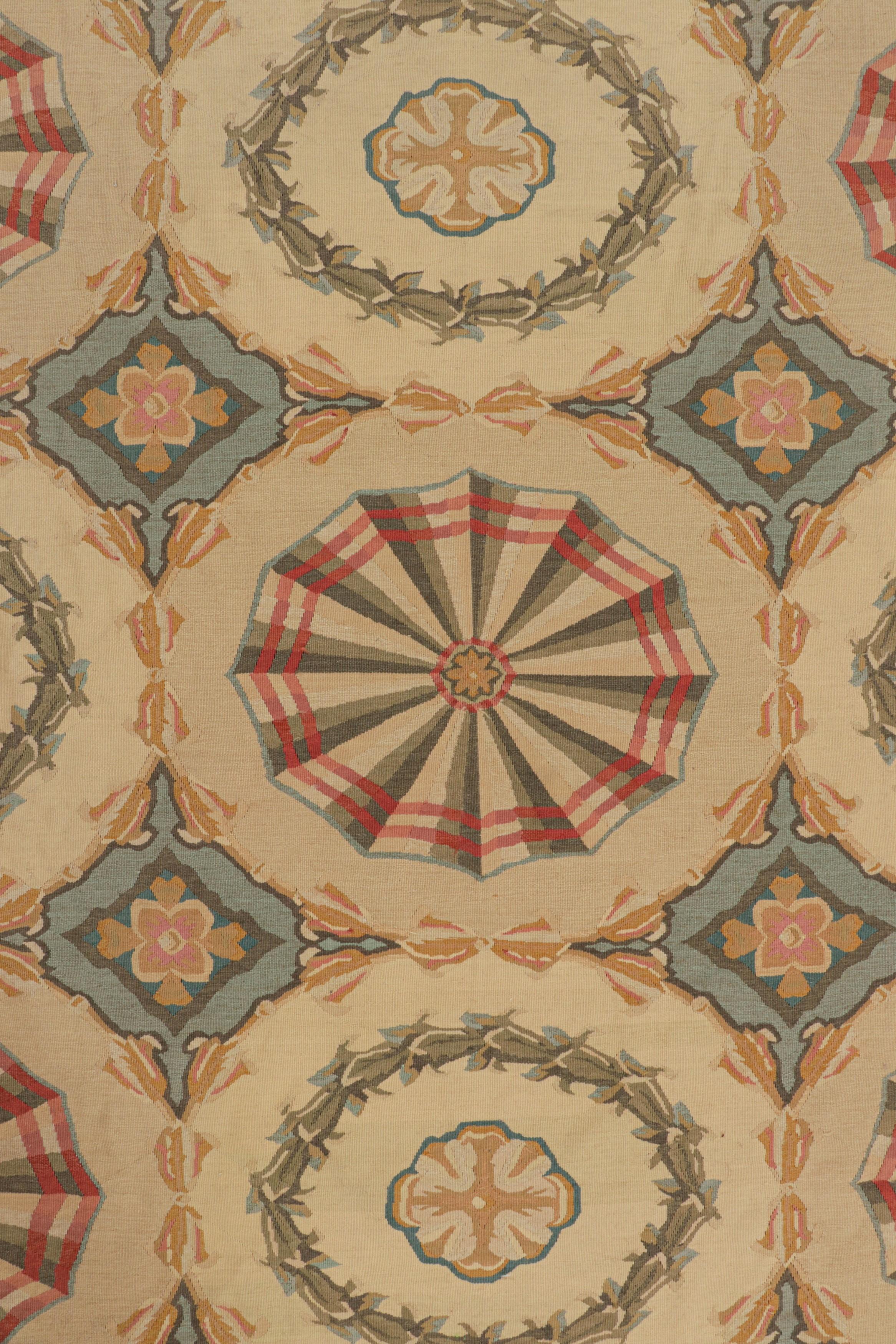 Französischer Aubusson-Teppich in Beige mit geometrischen Medaillons - Rug & Kilim (Wolle) im Angebot