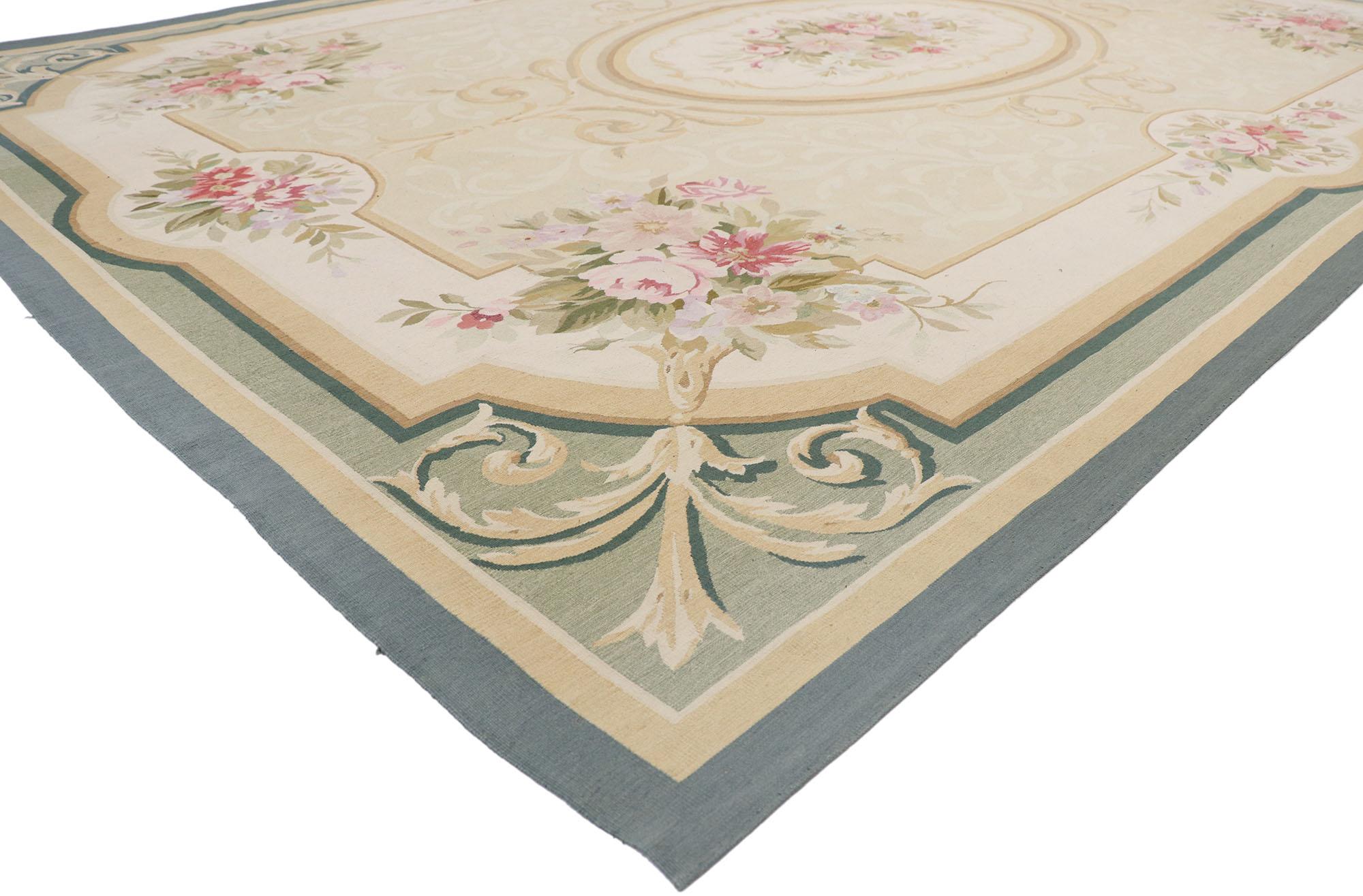 77610, tapis d'Aubusson français vintage de style Regal Romantic Rococo. Ce tapis d'Aubusson français vintage en laine tissée à la main est un exemple classique du romantisme français. Il a connu une floraison de techniques et de tendances depuis le