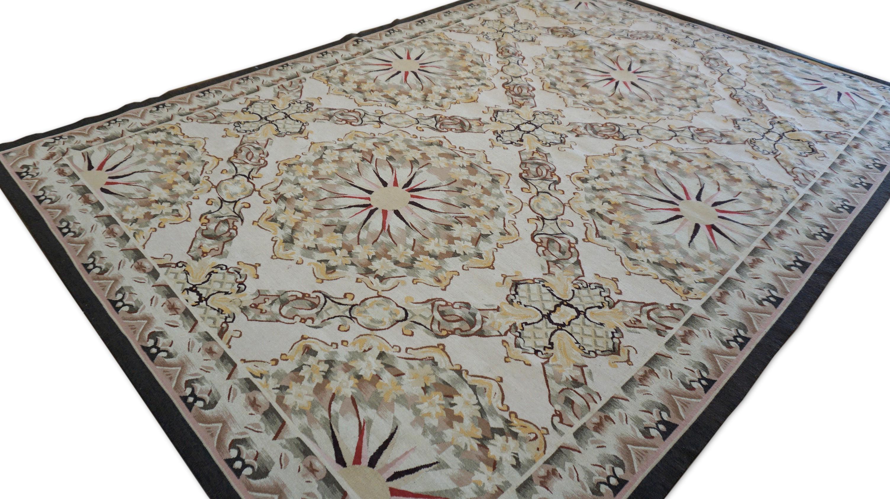 Questo raffinato tappeto in lana a trama piatta presenta un raffinato motivo a medaglione in stile Aubusson, reinterpretato con una sottile eleganza orientale. Caratterizzato da una disposizione simmetrica di grandi tondi floreali su un morbido