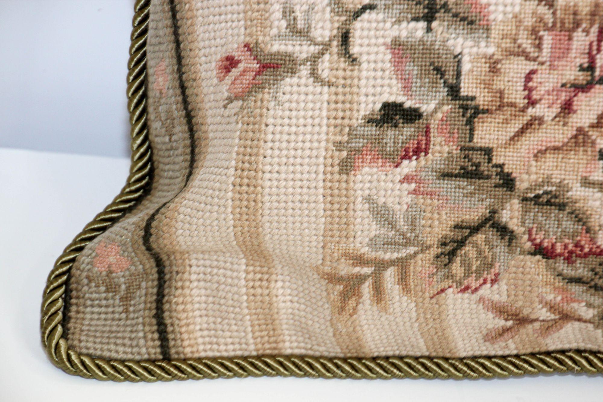 Cuscino lombare vintage francese in stile arazzo Aubusson a punta d'ago in vendita 3