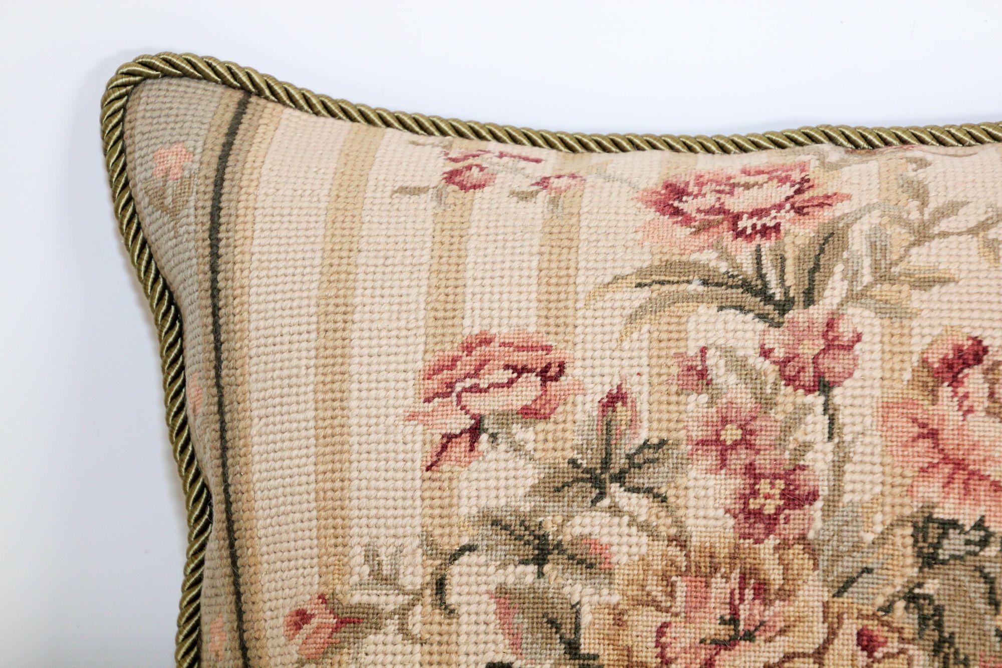 XX secolo Cuscino lombare vintage francese in stile arazzo Aubusson a punta d'ago in vendita