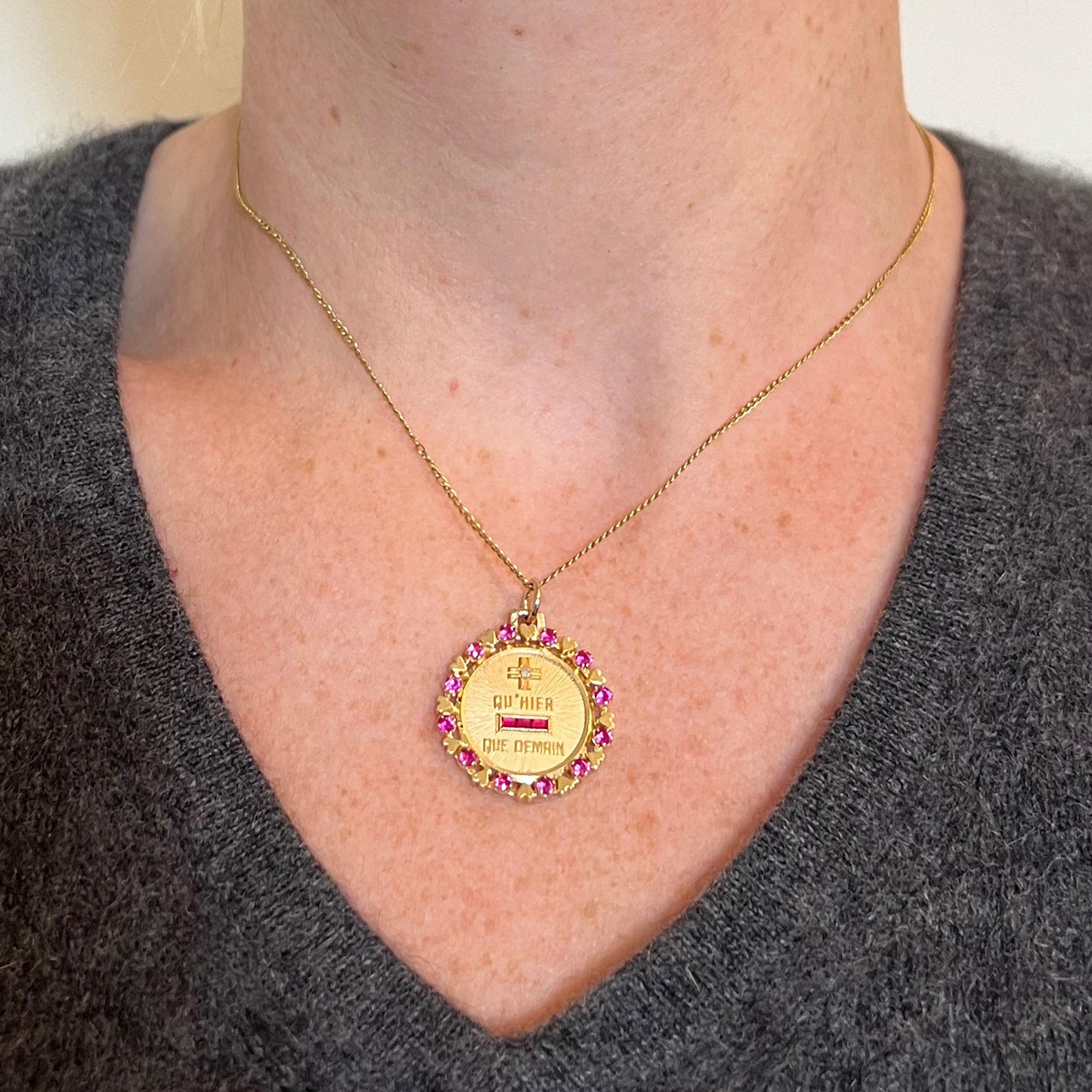 Vintage French Augis Plus Qu’Hier Heart Halo 18K Yellow Gold Love Medal Pendant In Good Condition For Sale In London, GB