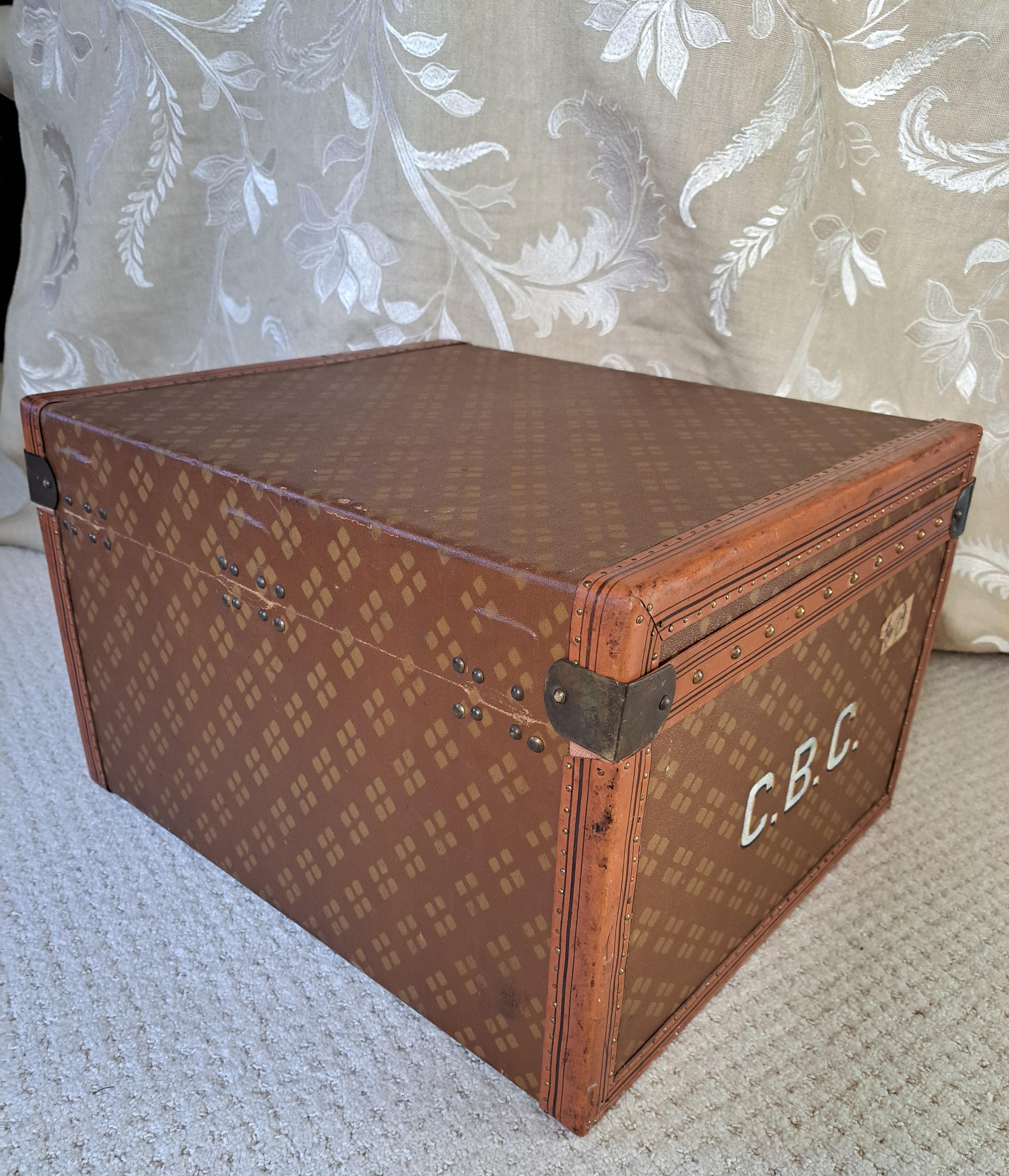 Vintage French Aux Etats Unis Travel Trunk In Good Condition For Sale In Newtown, CT