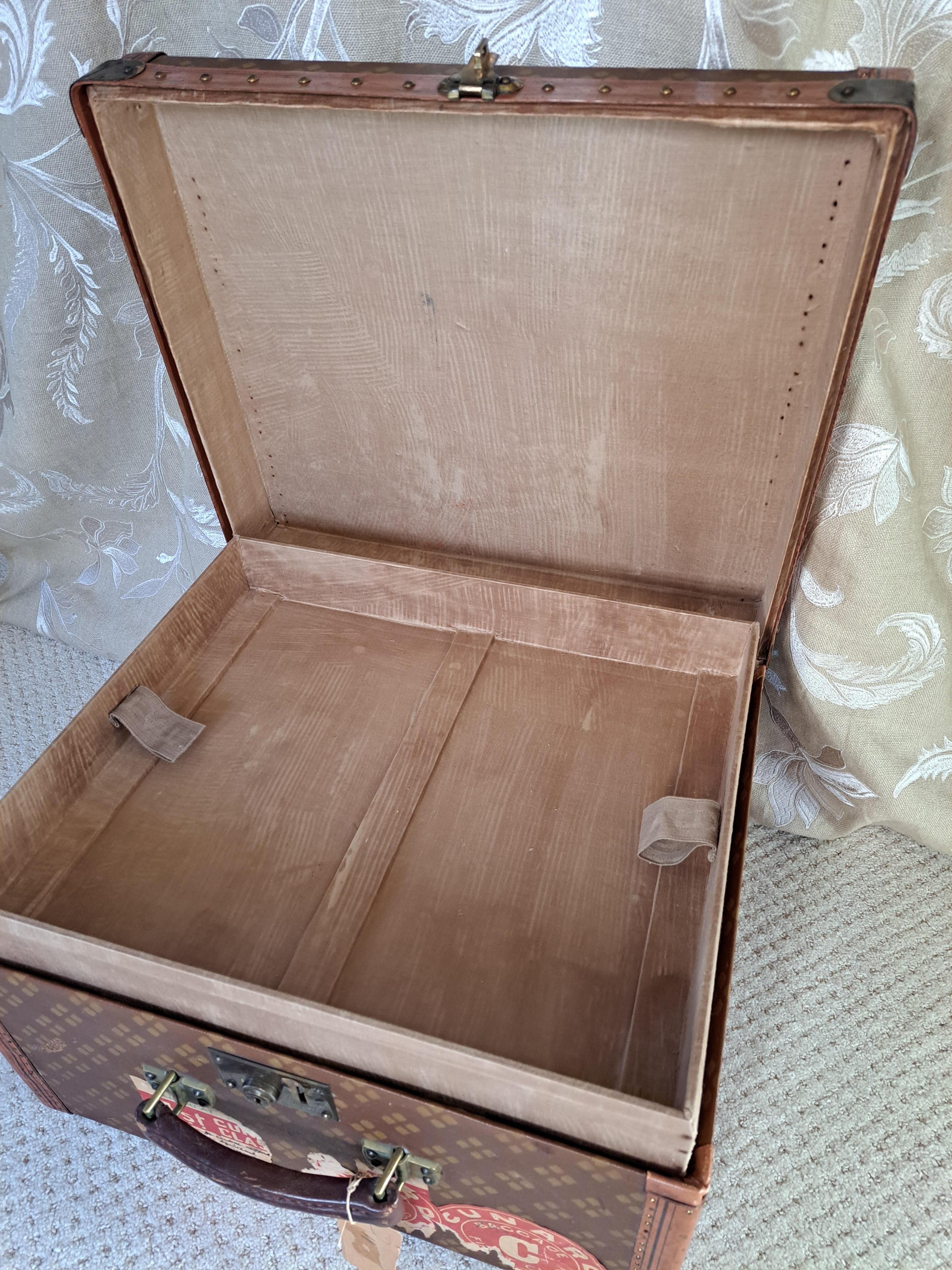 20th Century Vintage French Aux Etats Unis Travel Trunk For Sale