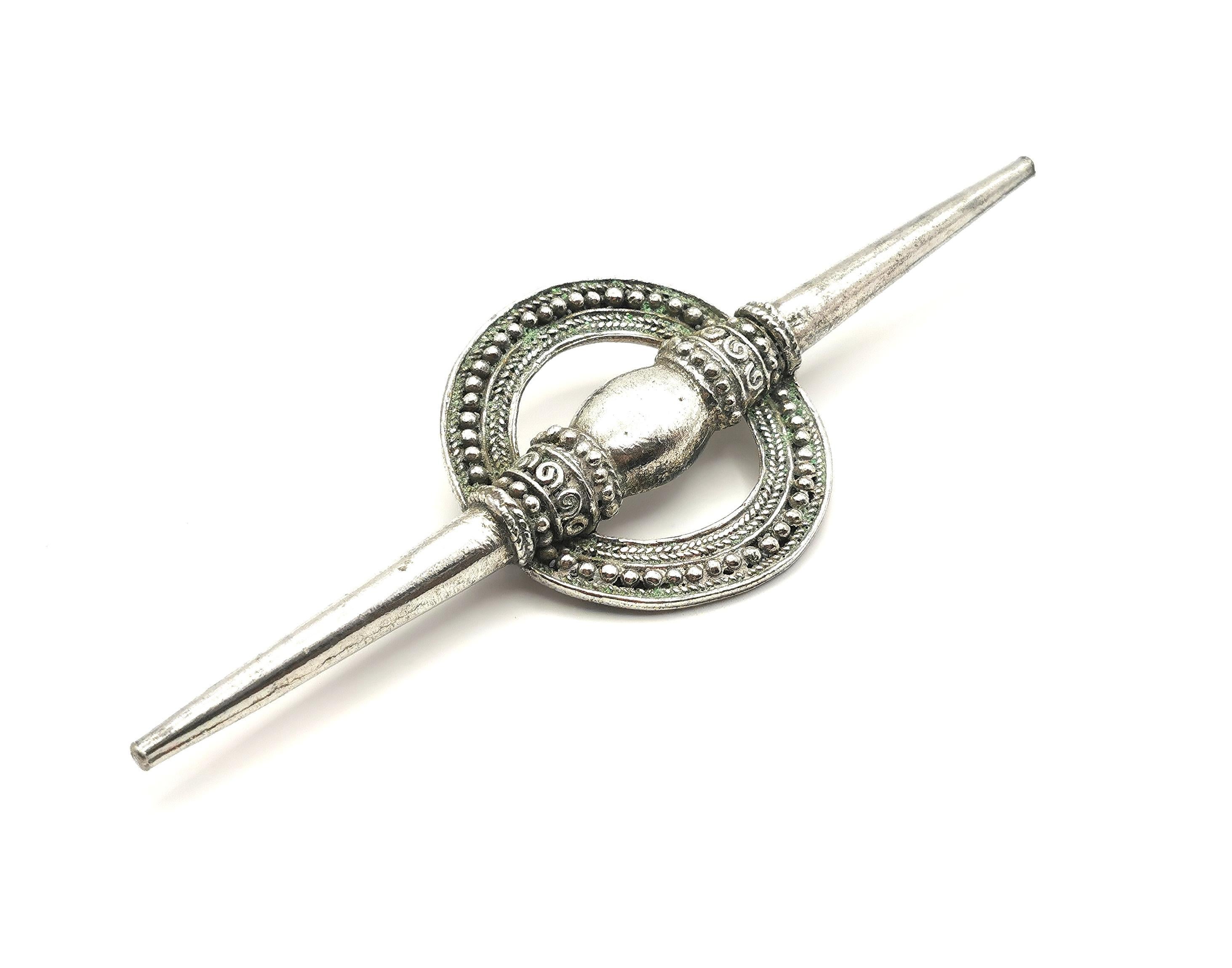 Vintage French Avant Garde designer brooch, Marie Victoire In Good Condition For Sale In NEWARK, GB