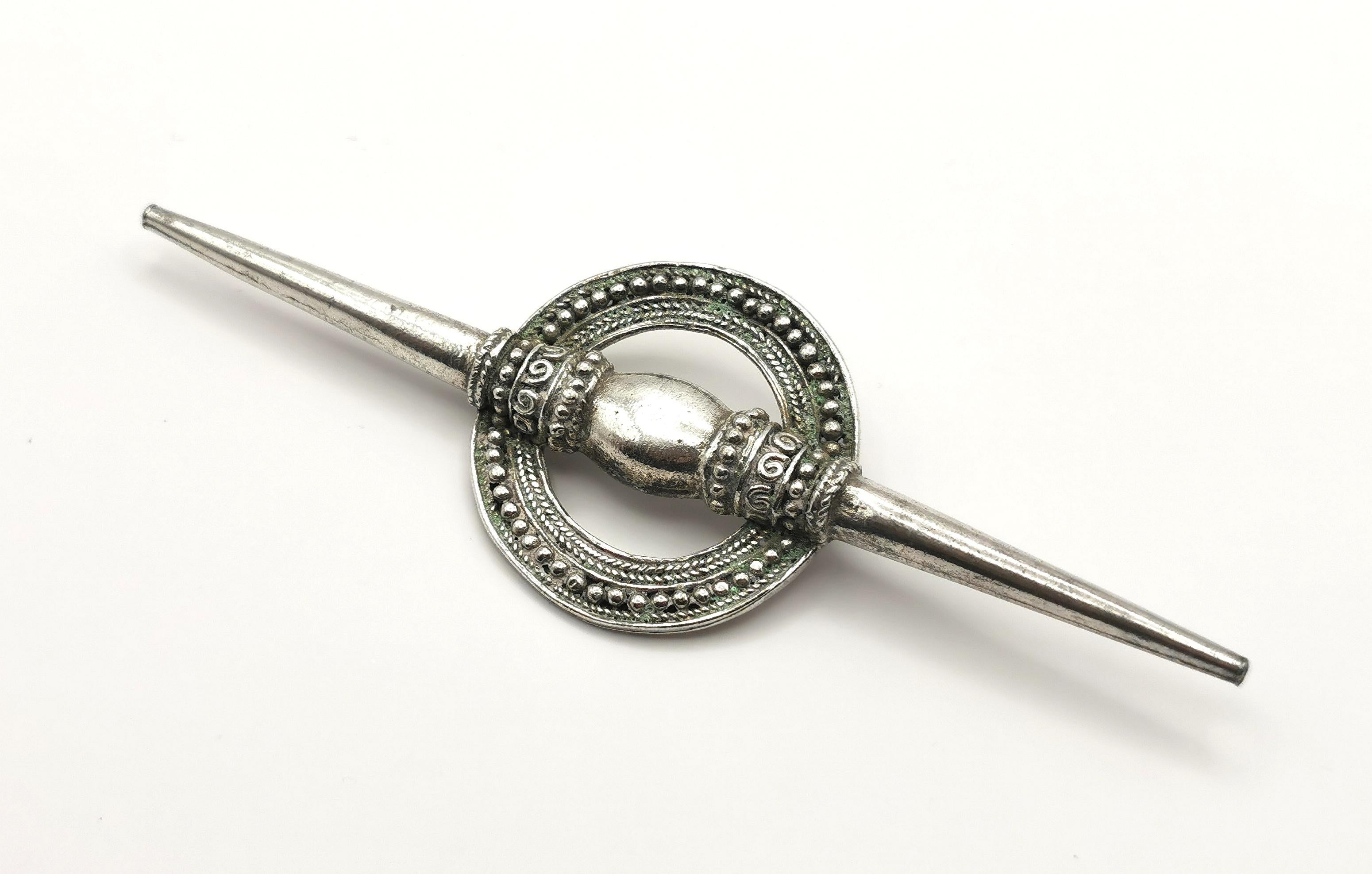 Vintage French Avant Garde designer brooch, Marie Victoire For Sale 1
