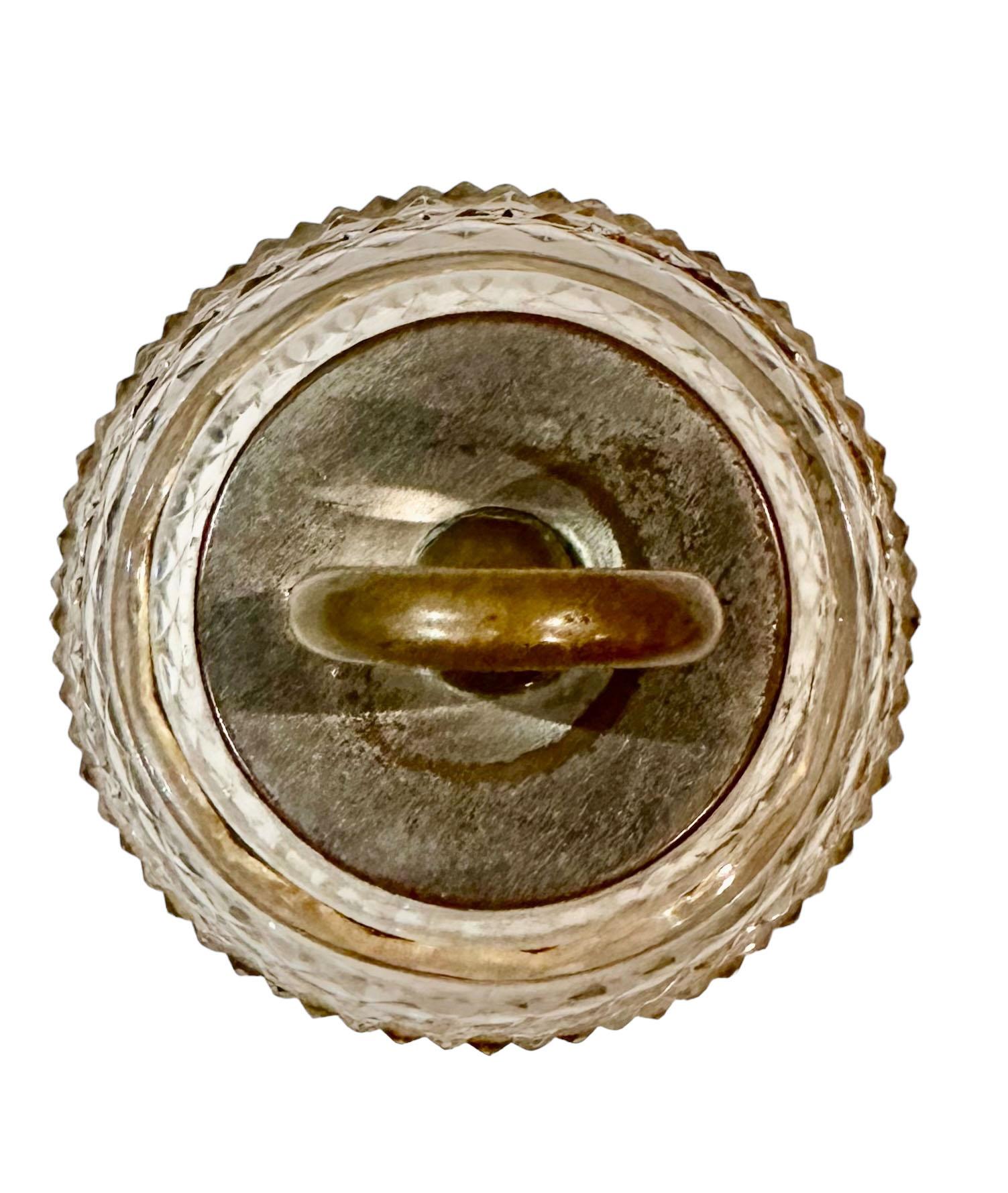 Caja de cigarrillos vintage francesa de cristal estilo Baccarat en forma de campana Francés en venta