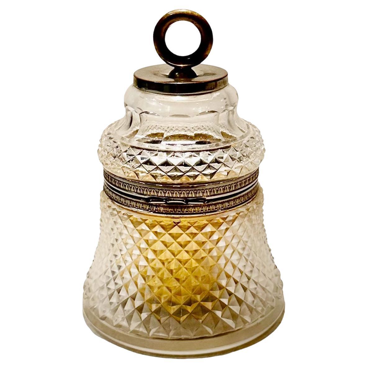 Caja de cigarrillos vintage francesa de cristal estilo Baccarat en forma de campana mediados del siglo XX en venta