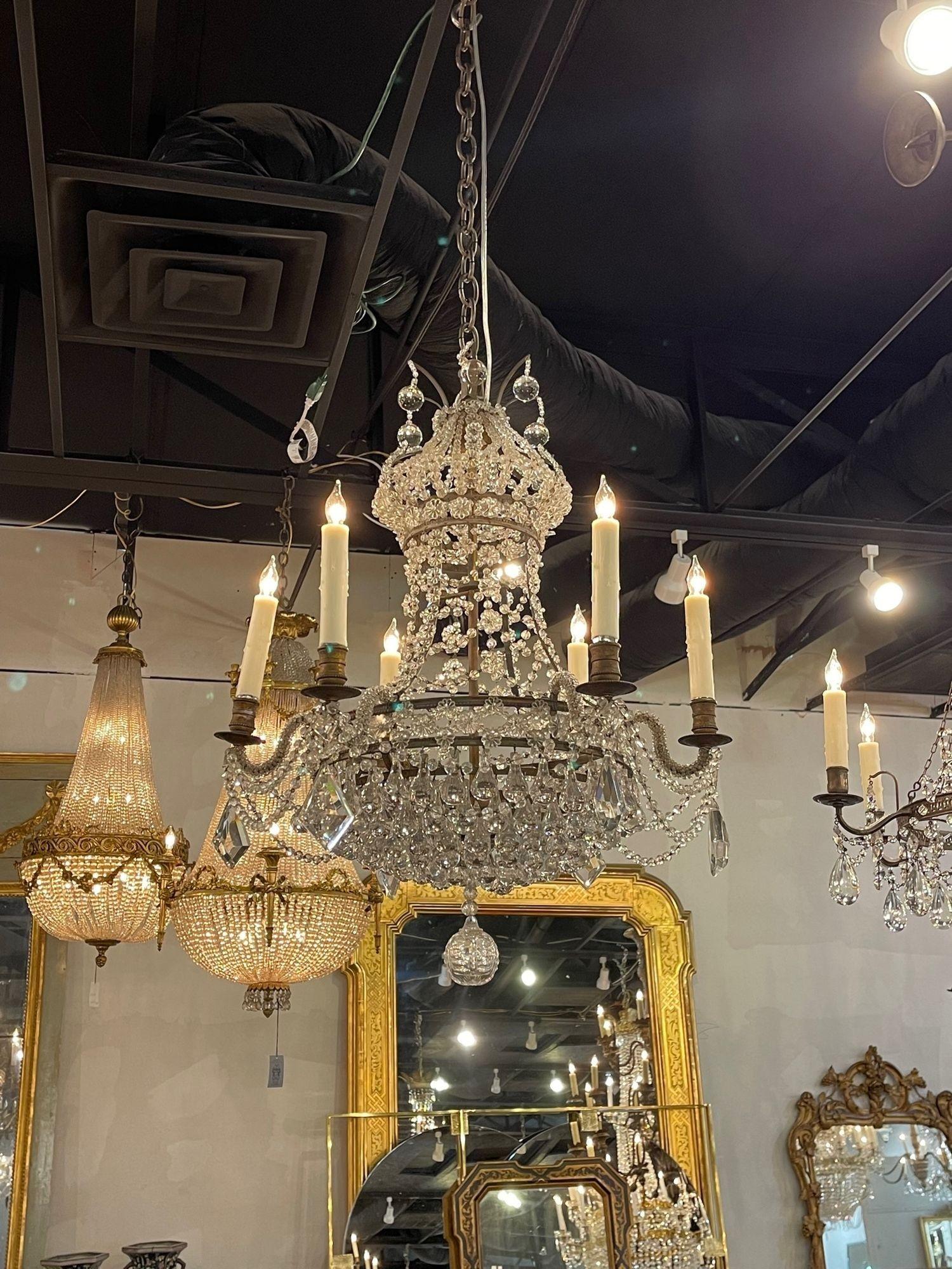 Très beau lustre vintage français Bagues en bronze et perles avec 6 lumières. De superbes perles et cristaux, dont certains en forme de fleur. Jolie échelle et forme sur cette pièce aussi. Exquis !

