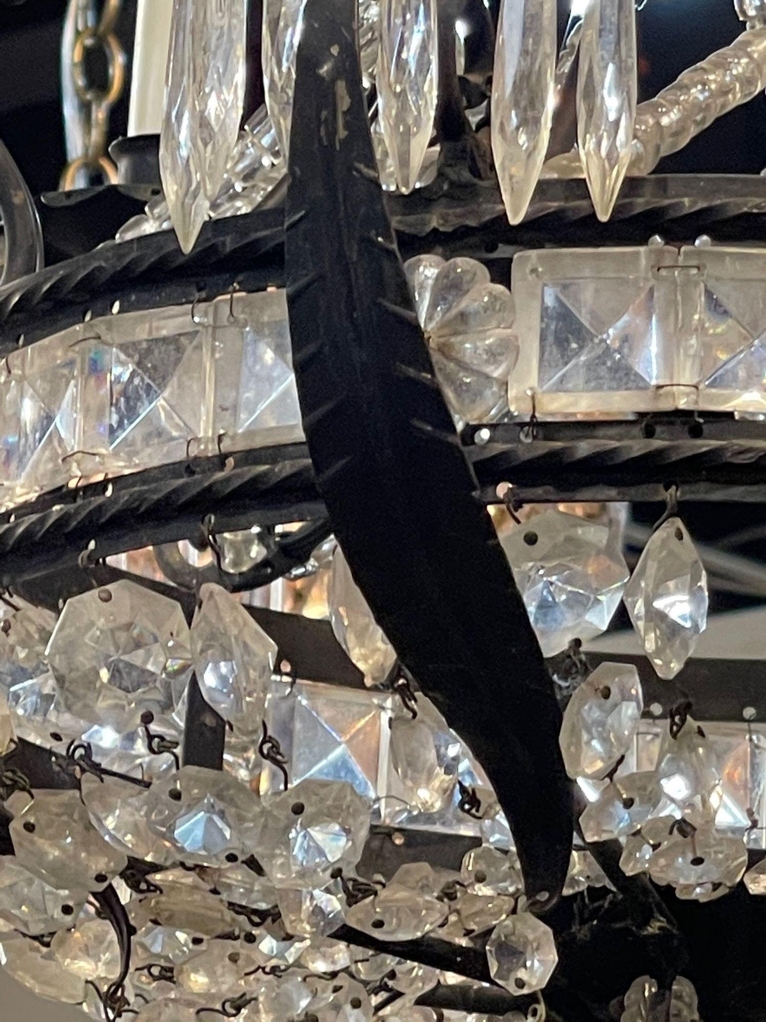 Französischer 6-Licht-Kronleuchter im Bagues-Stil aus Eisen und Kristall im Angebot 2