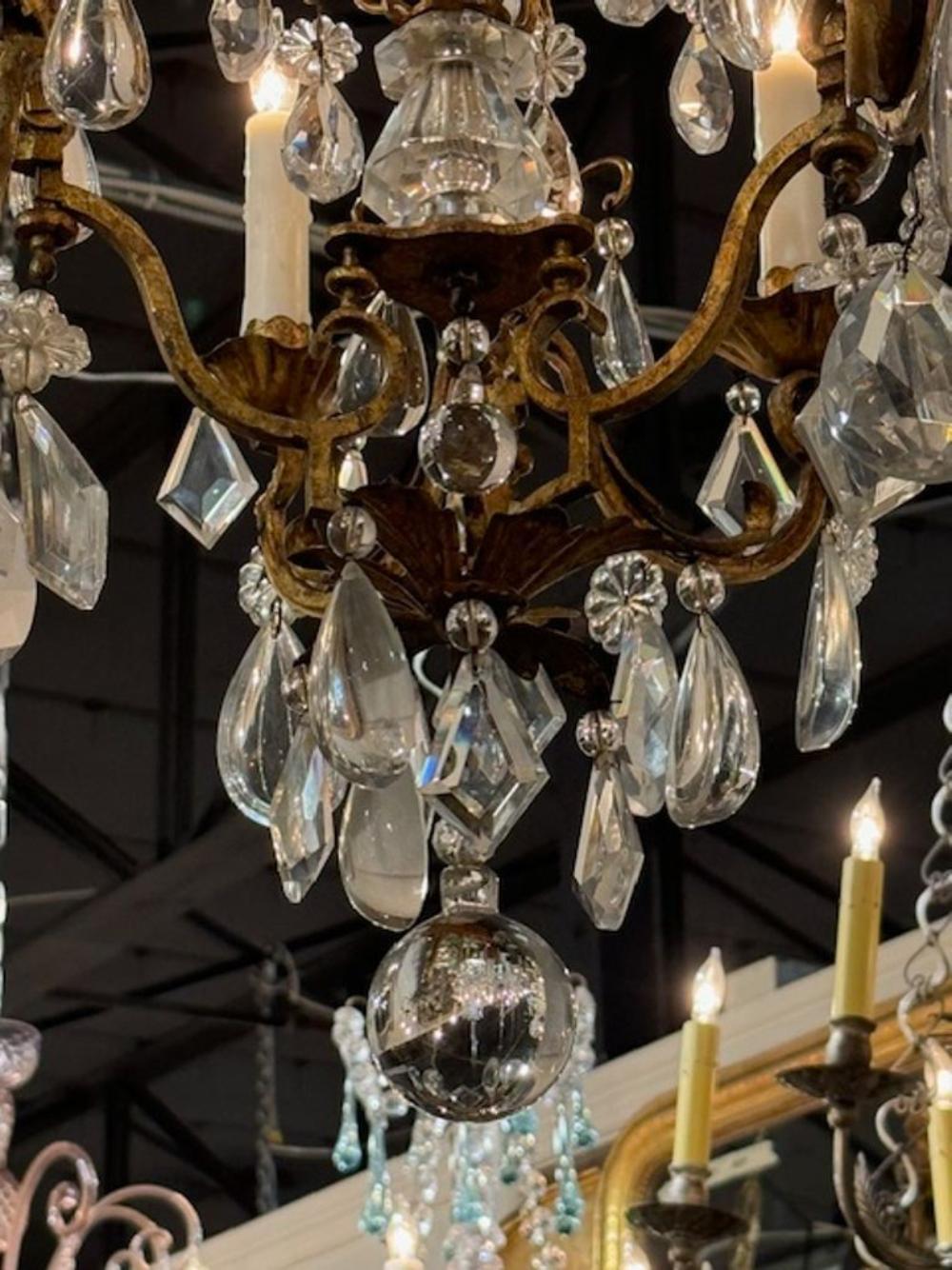Lampadario francese d'epoca in tole e cristalli Bagues in vendita 1