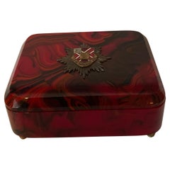 Scatola francese vintage in bachelite con stemma e dettagli in bronzo dorato