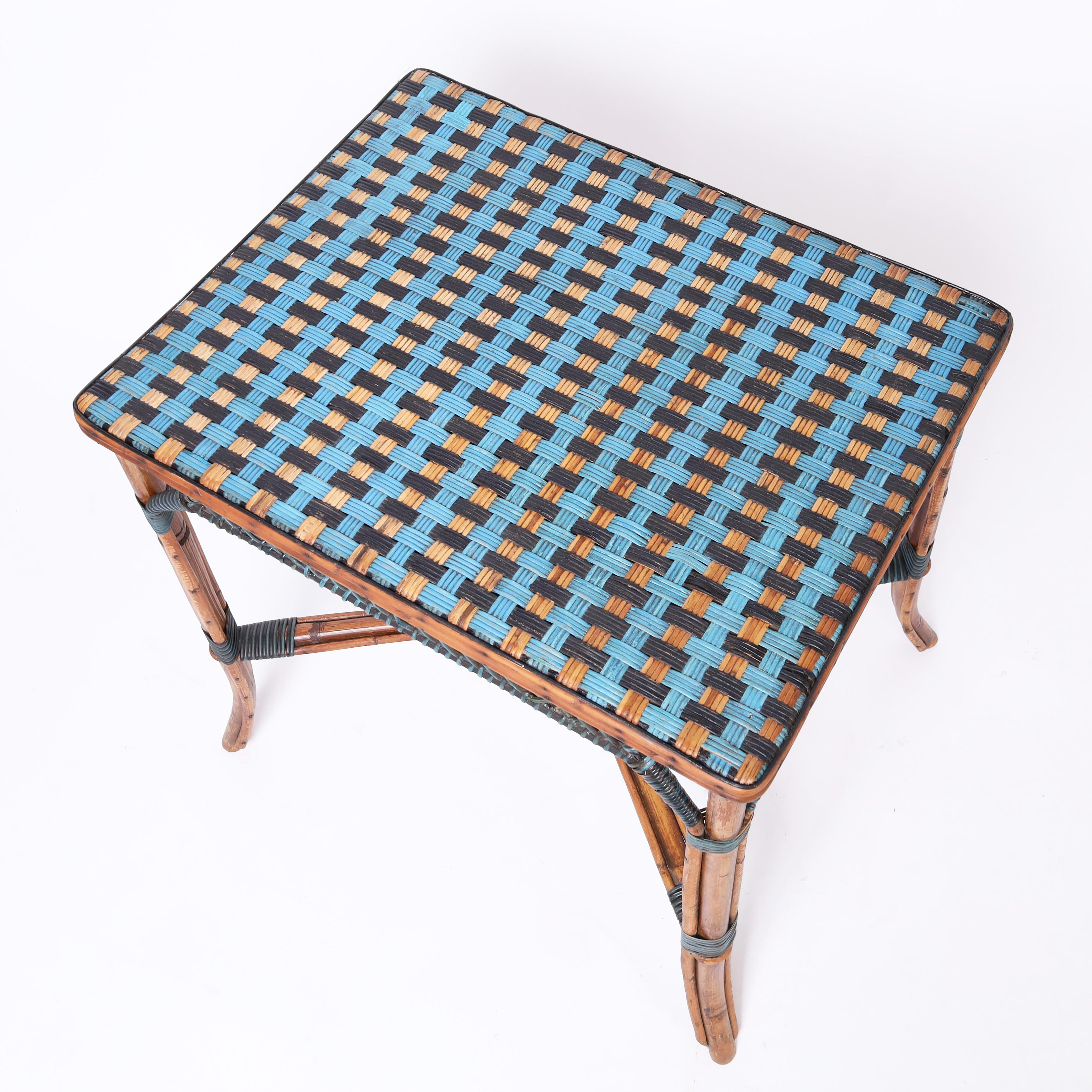 Français Table de bistrot française vintage en bambou et rotin en vente