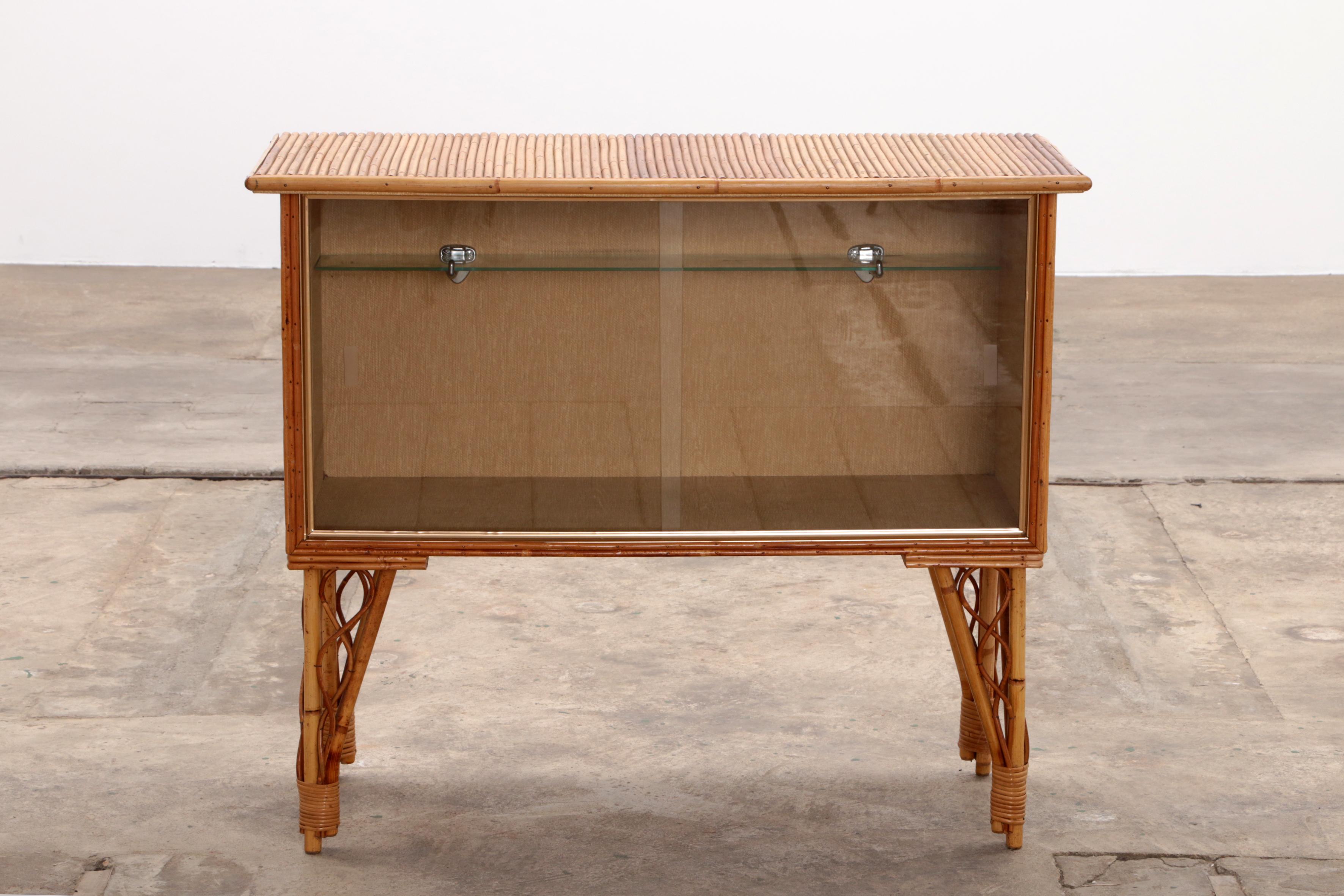 Vintage French Bamboo bar or display cabinet 1960s. In Good Condition For Sale In Oostrum-Venray, NL