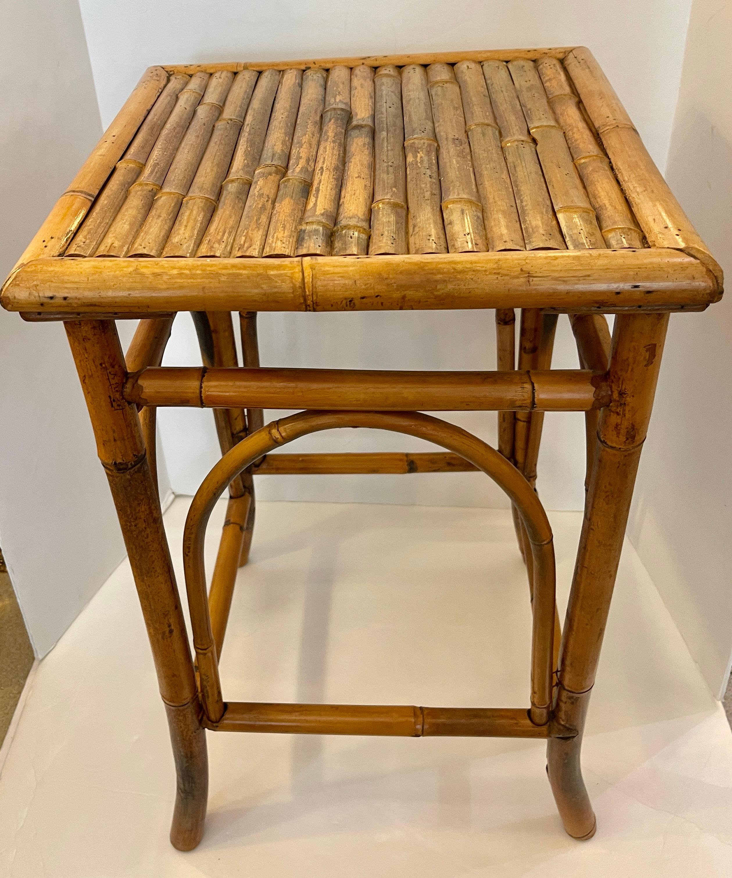 Vient d'arriver, cette charmante et très utile table d'appoint en bambou Vintage French Riviera.
Cette table est très bien faite et robuste, c.C..
Très bon état vintage, conforme à l'âge et à l'utilisation.