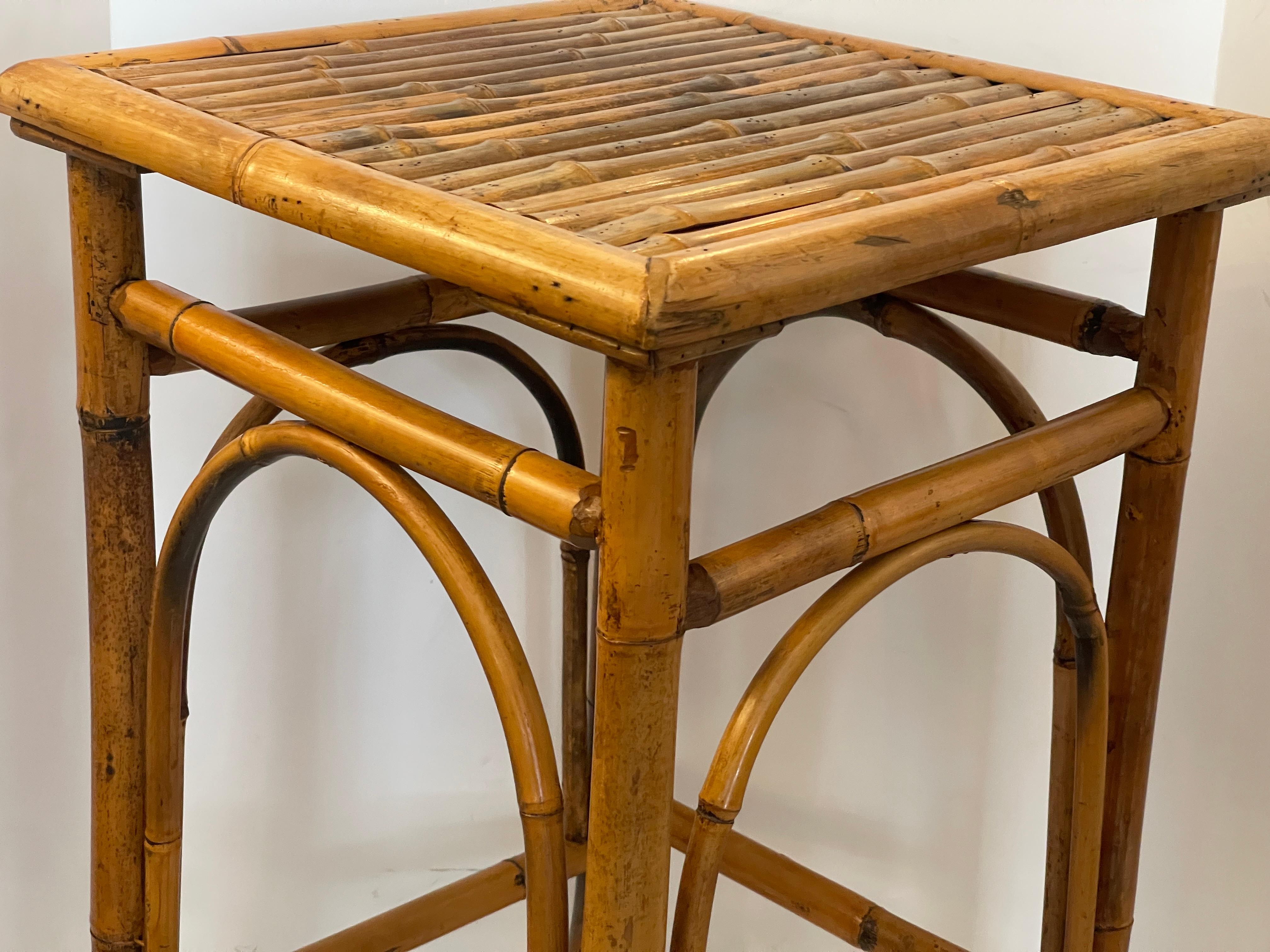 Français Table d'appoint française vintage en bambou en vente
