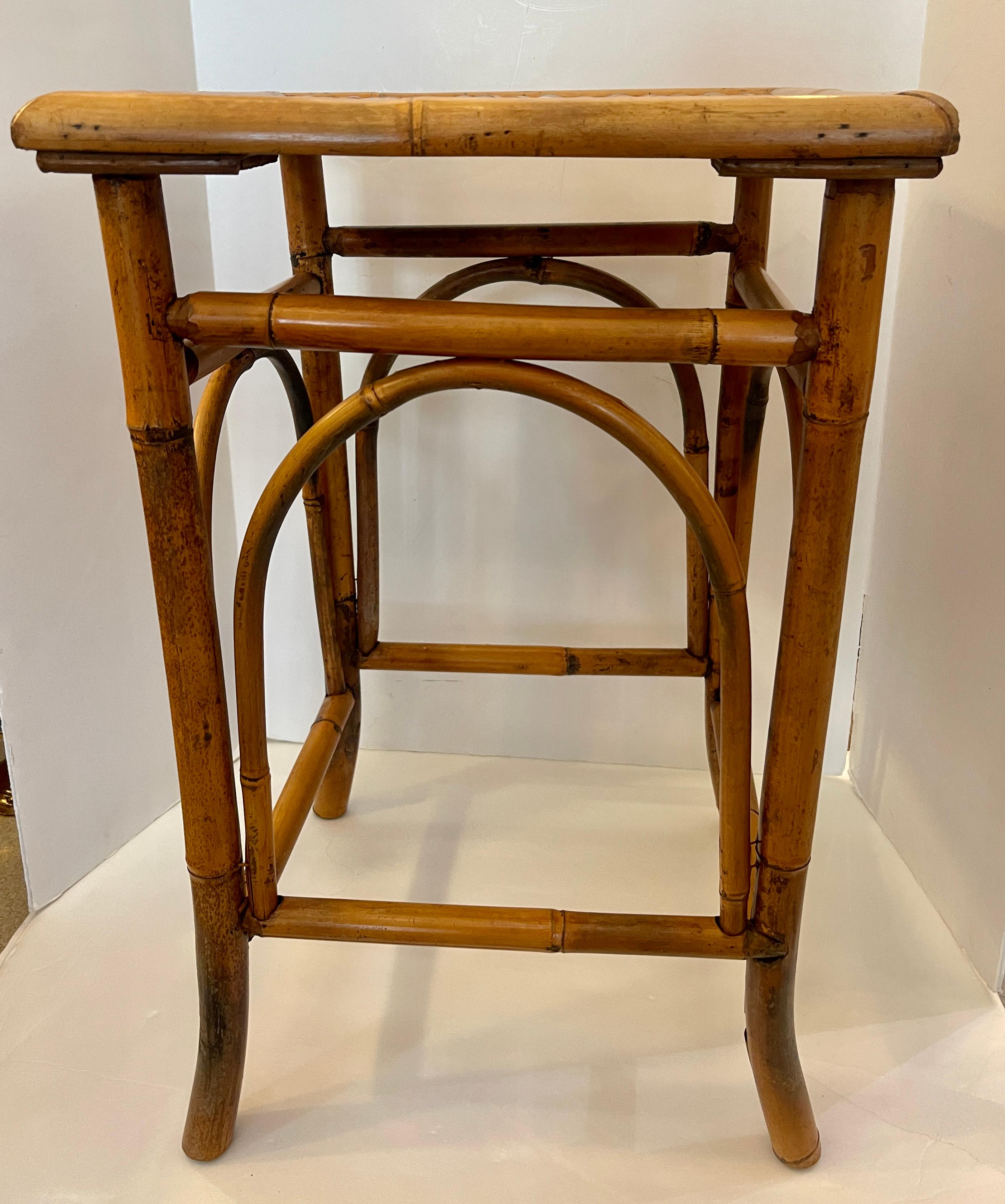 Fait main Table d'appoint française vintage en bambou en vente