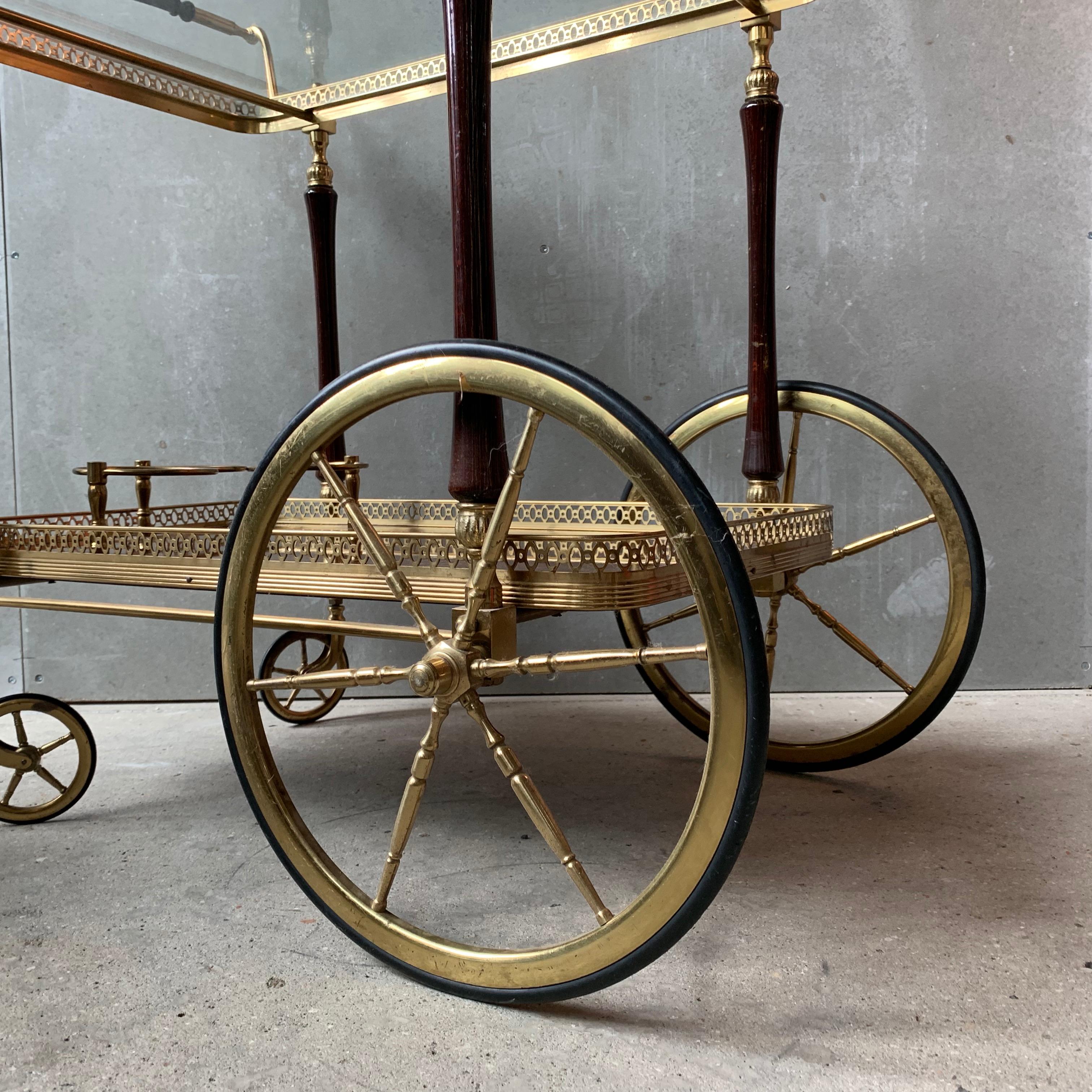 Vintage trolley, incredible details, glass and wood.
  