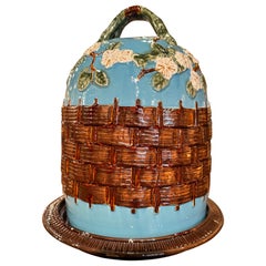 Cupola per formaggio a due pezzi in faience francese Barbotine d'epoca con vassoio abbinato