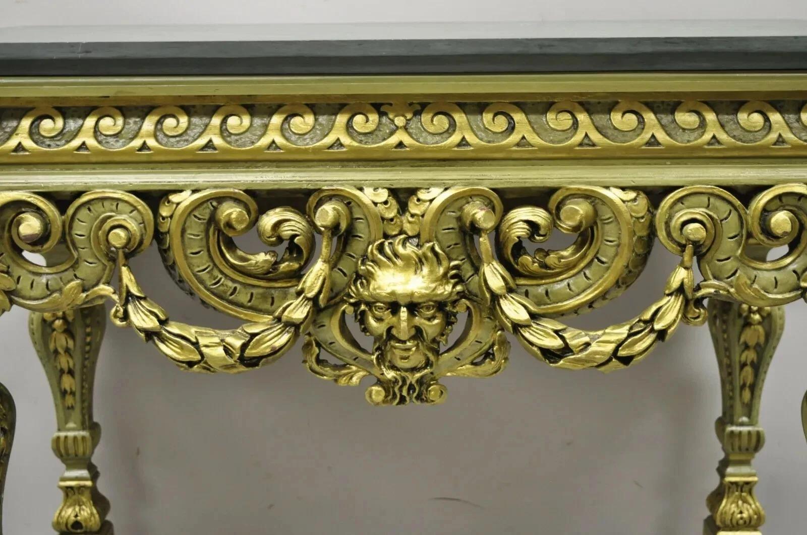 Tavolo consolle d'epoca in stile barocco francese con piano in ardesia intagliato e dorato in verde e oro. L'articolo presenta un piano in ardesia con bordo smussato al contrario, finitura dorata verde e oro, volute di foglie d'acanto e gonna