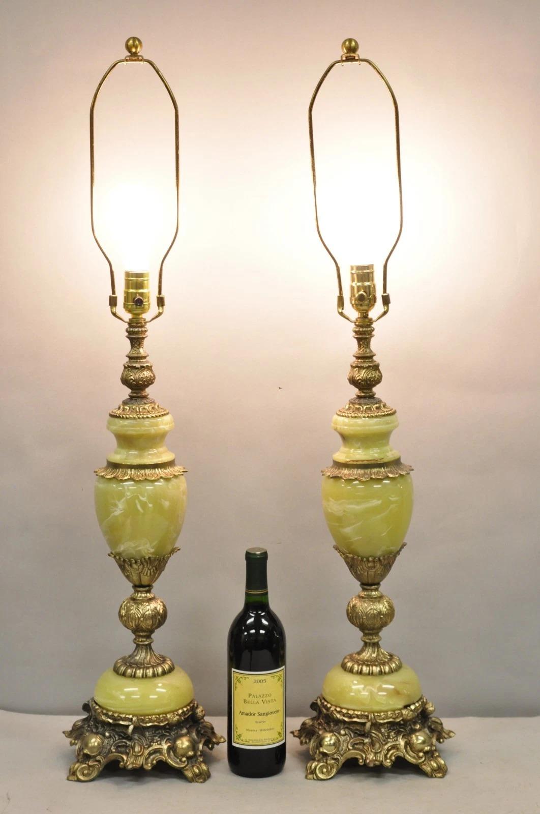 Lampade da tavolo vintage in stile barocco hollywoodiano Greene & Greene Greene e metallo ornato - una coppia. Circa metà del XX secolo. Misure: 37