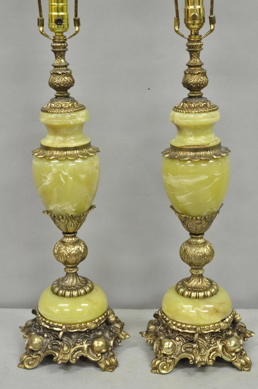 Sconosciuto Lampade da tavolo vintage barocche francesi Hollywood Regency in ottone e onice verde - una coppia in vendita
