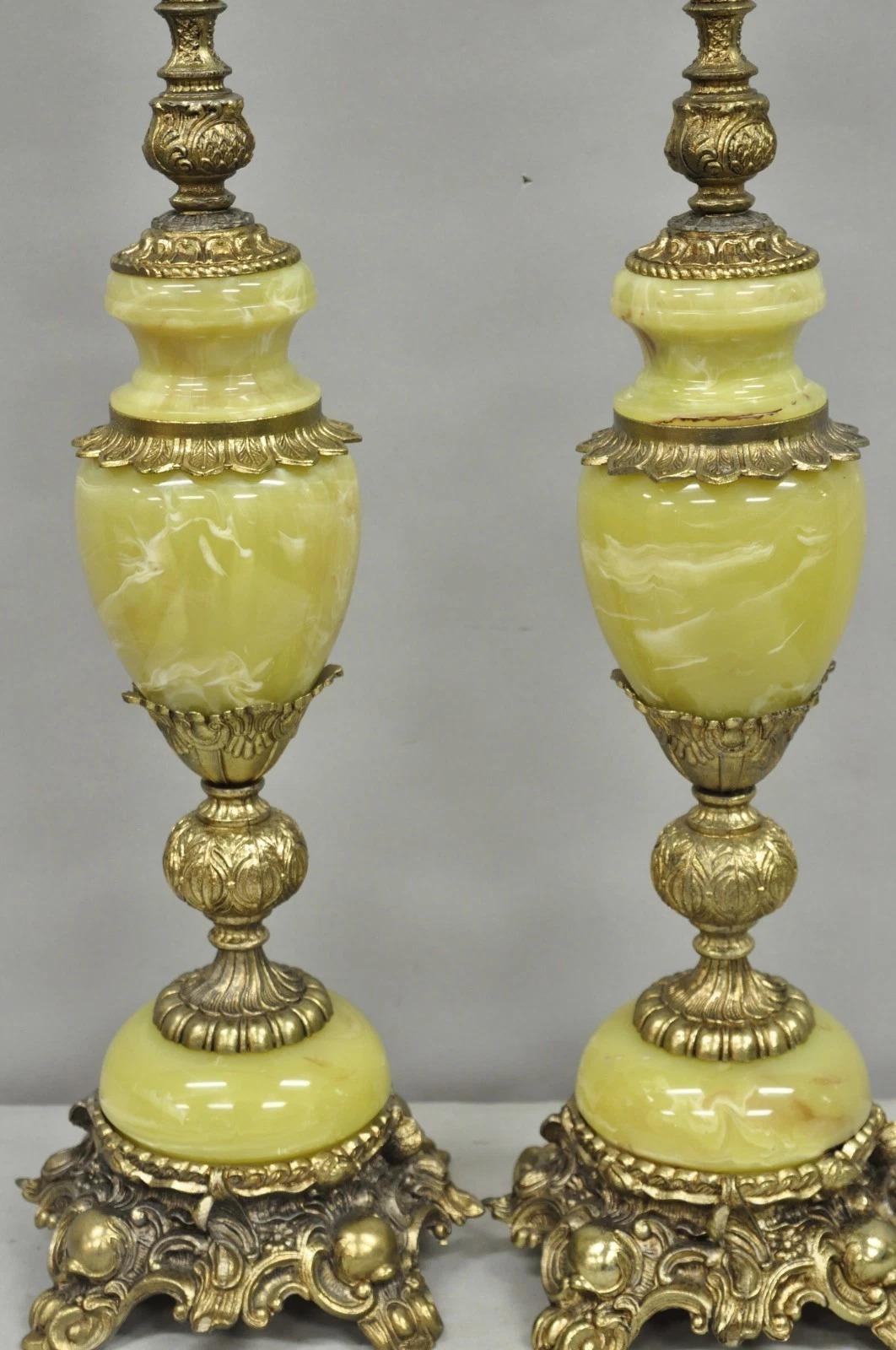 Lampade da tavolo vintage barocche francesi Hollywood Regency in ottone e onice verde - una coppia In condizioni buone in vendita a Philadelphia, PA