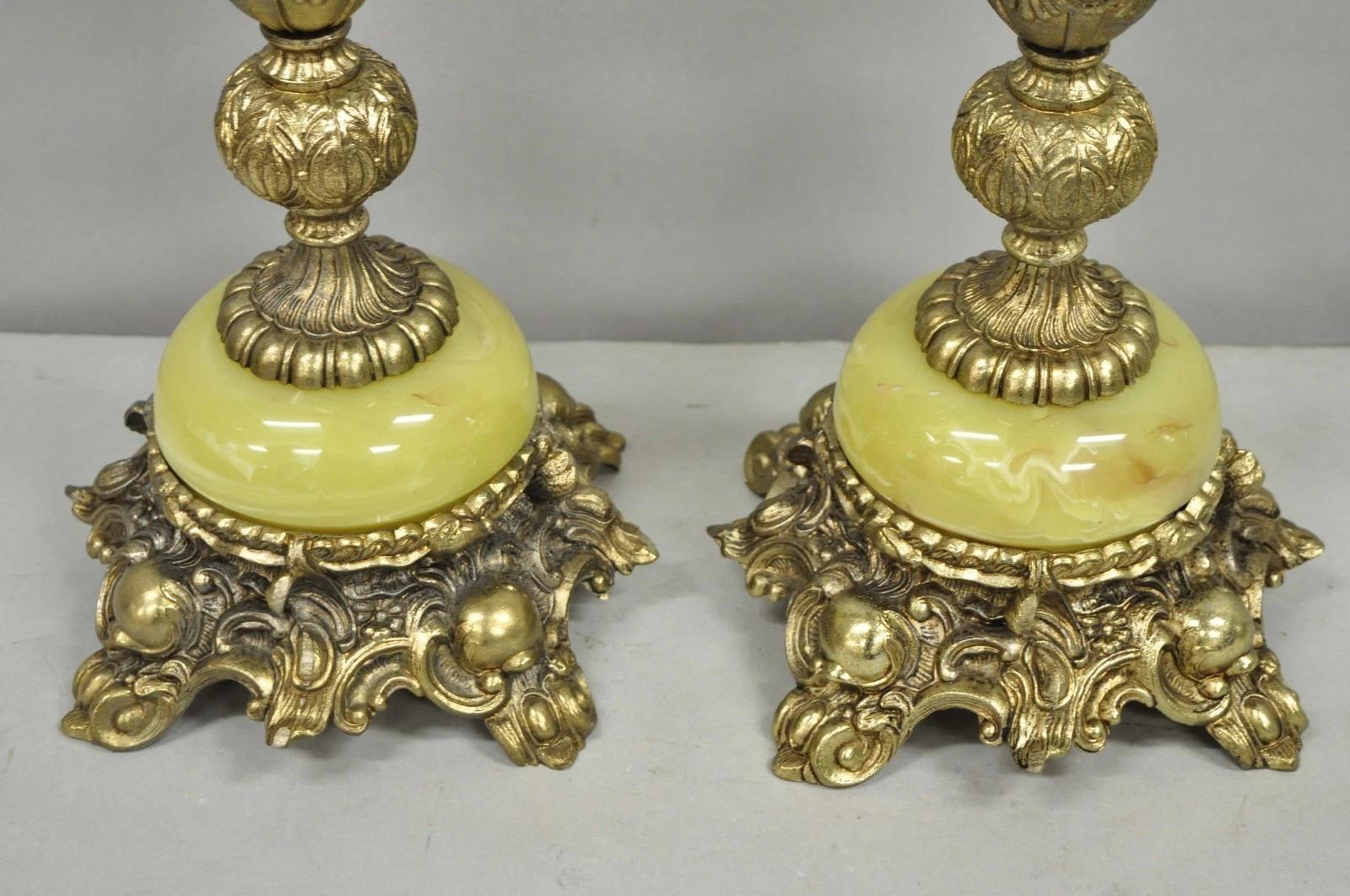 XX secolo Lampade da tavolo vintage barocche francesi Hollywood Regency in ottone e onice verde - una coppia in vendita