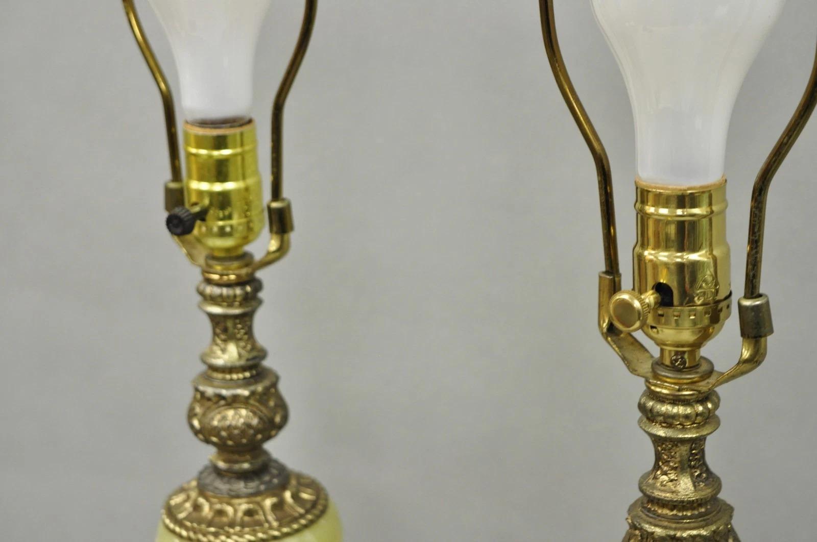 Ottone Lampade da tavolo vintage barocche francesi Hollywood Regency in ottone e onice verde - una coppia in vendita