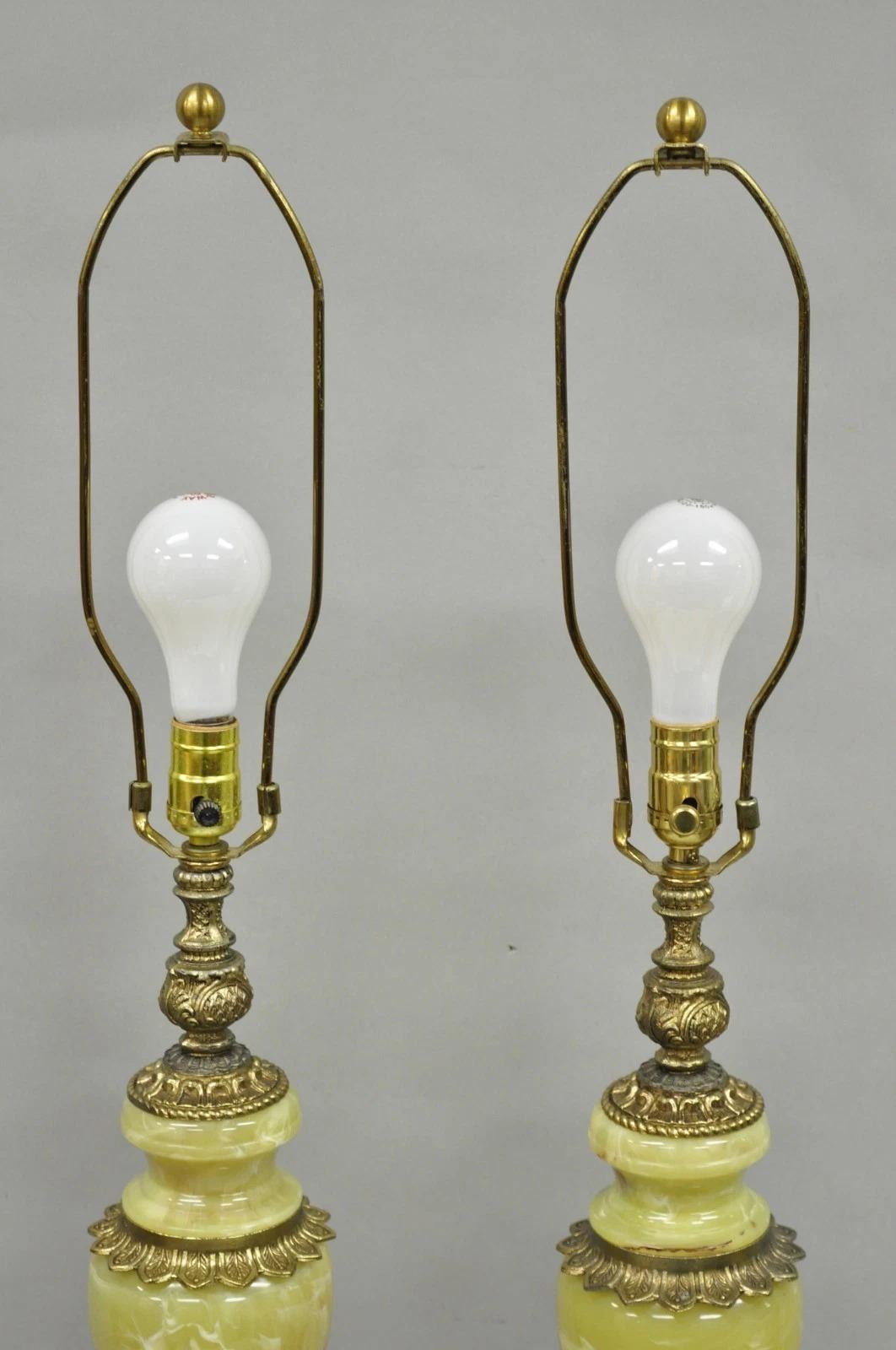 Lampade da tavolo vintage barocche francesi Hollywood Regency in ottone e onice verde - una coppia in vendita 1
