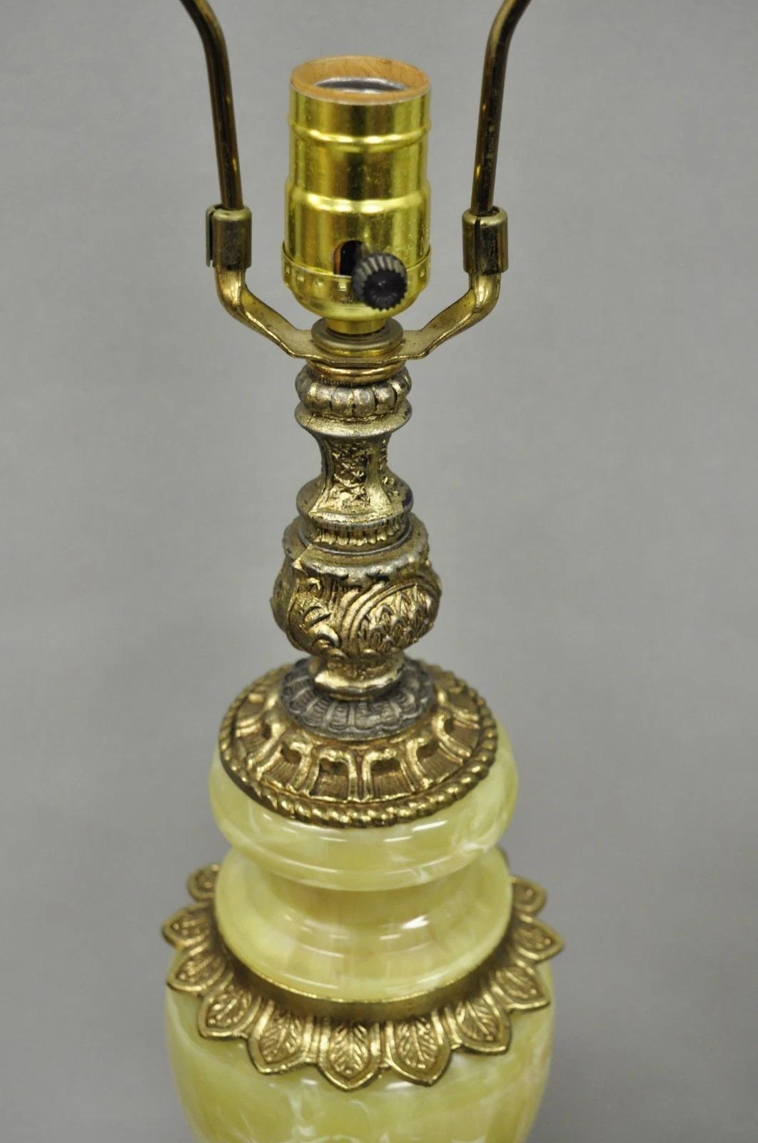 Lampade da tavolo vintage barocche francesi Hollywood Regency in ottone e onice verde - una coppia in vendita 2