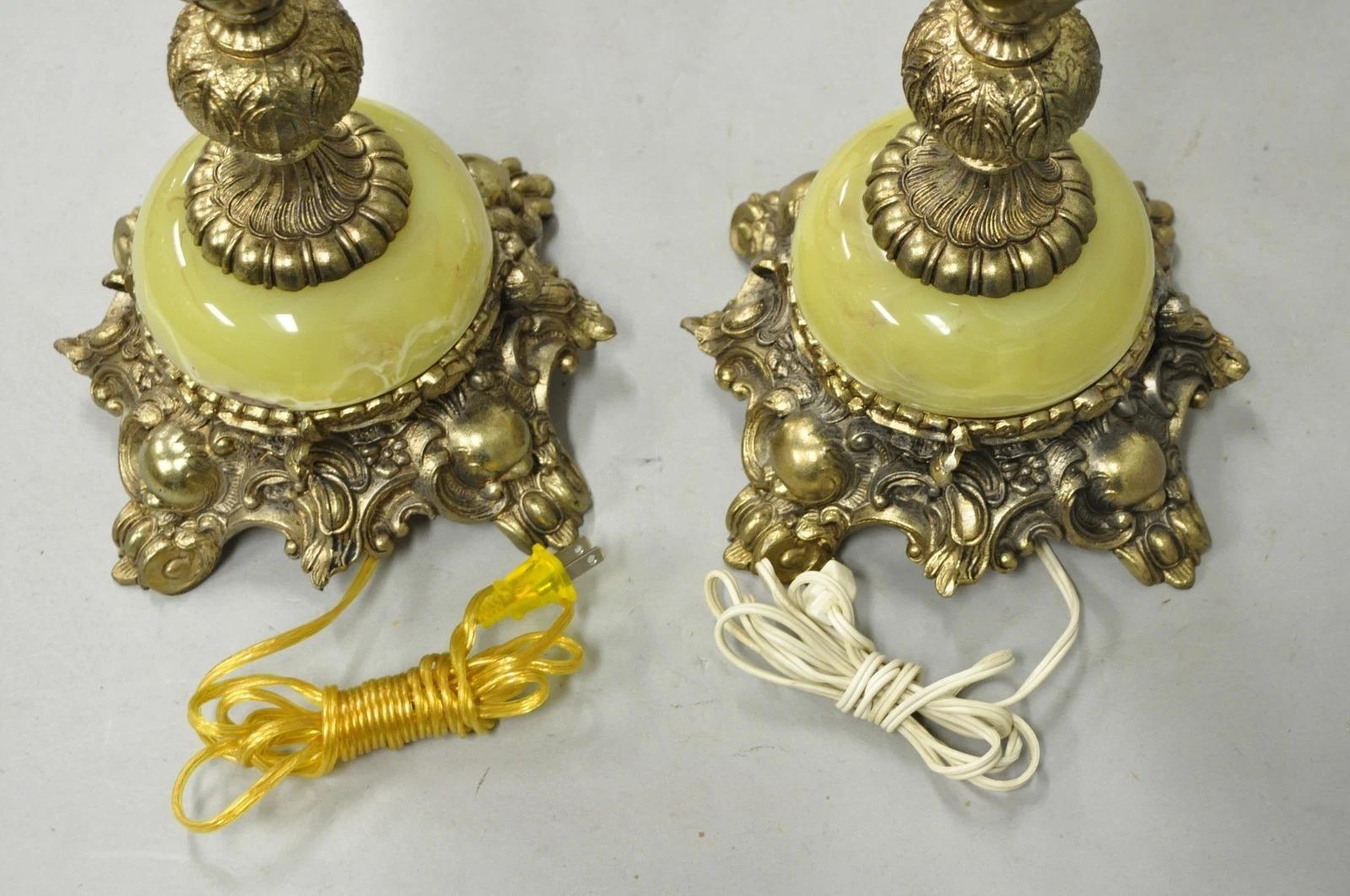 Lampade da tavolo vintage barocche francesi Hollywood Regency in ottone e onice verde - una coppia in vendita 3