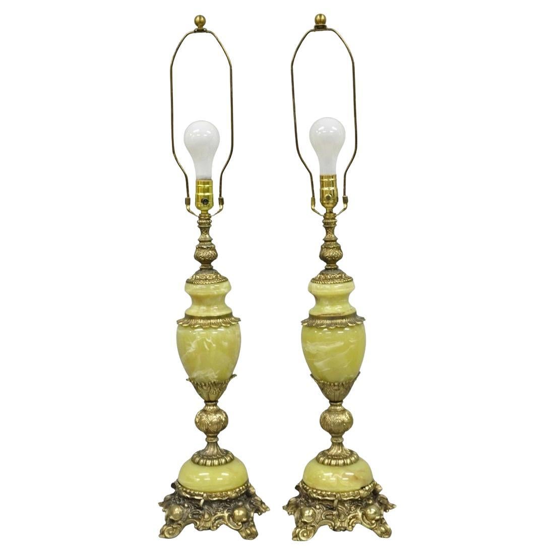 Lampade da tavolo vintage barocche francesi Hollywood Regency in ottone e onice verde - una coppia in vendita