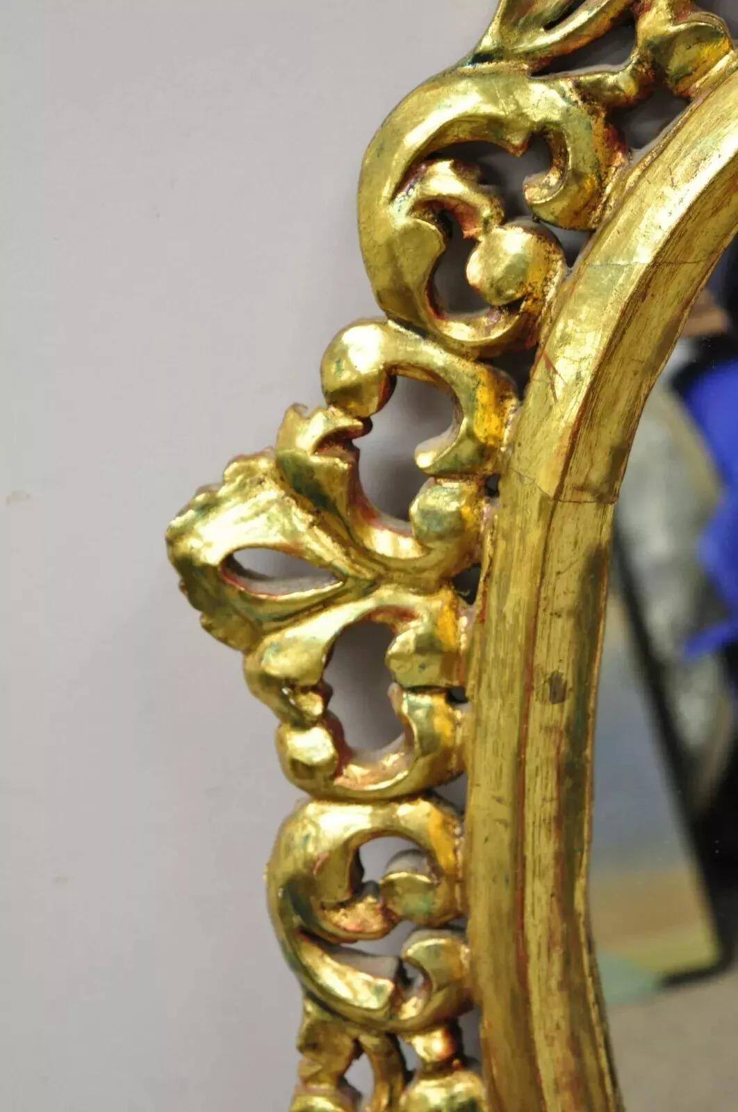 Specchio da parete ovale d'epoca in stile barocco francese, intagliato in oro e legno di Giltwood In condizioni buone in vendita a Philadelphia, PA