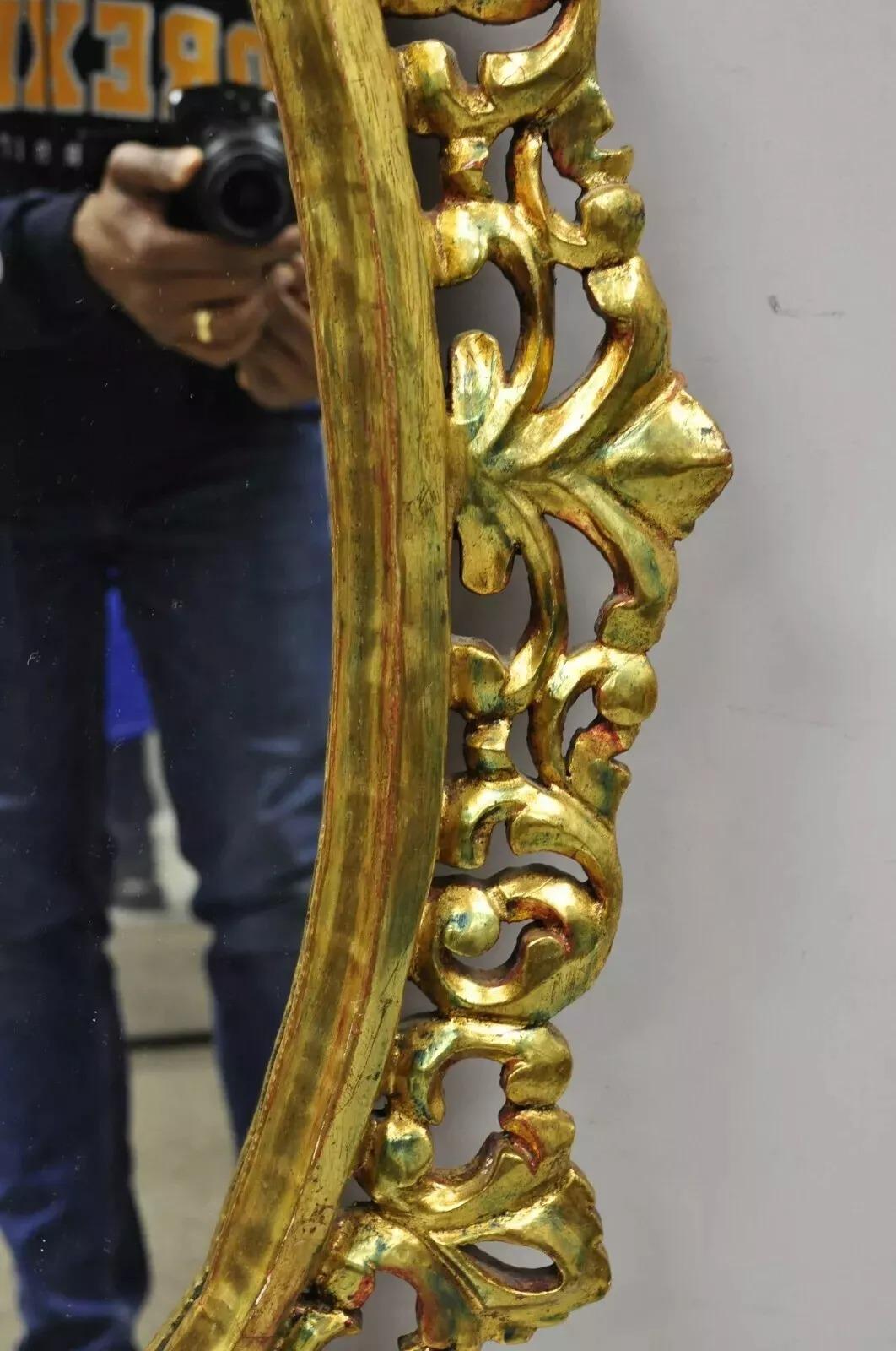XX secolo Specchio da parete ovale d'epoca in stile barocco francese, intagliato in oro e legno di Giltwood in vendita