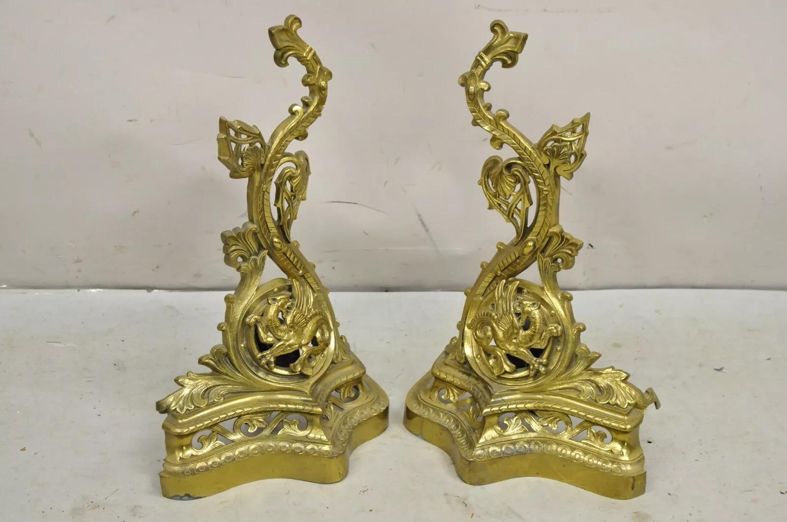 Androni figurativi in ottone in stile barocco francese vintage con draghi grifoni - una coppia. Circa metà del XX secolo. Misure: 18