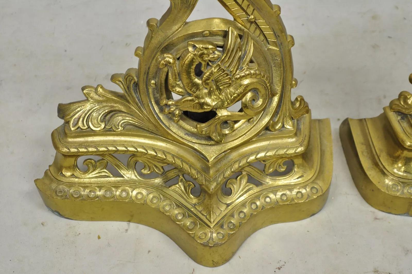 Barocco Androni figurativi in ottone in stile barocco francese d'epoca con draghi grifoni - Coppia in vendita