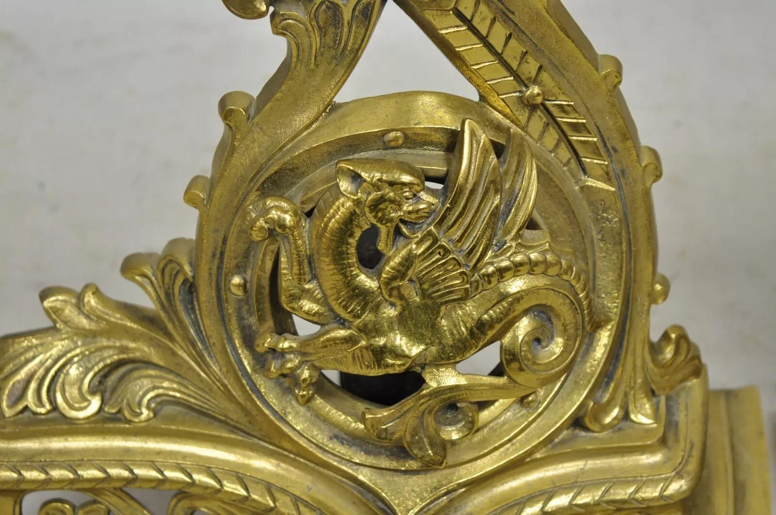 Sconosciuto Androni figurativi in ottone in stile barocco francese d'epoca con draghi grifoni - Coppia in vendita