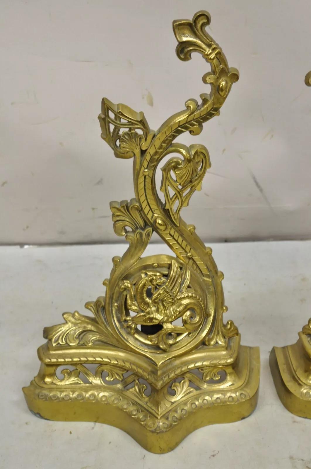 Androni figurativi in ottone in stile barocco francese d'epoca con draghi grifoni - Coppia In condizioni buone in vendita a Philadelphia, PA