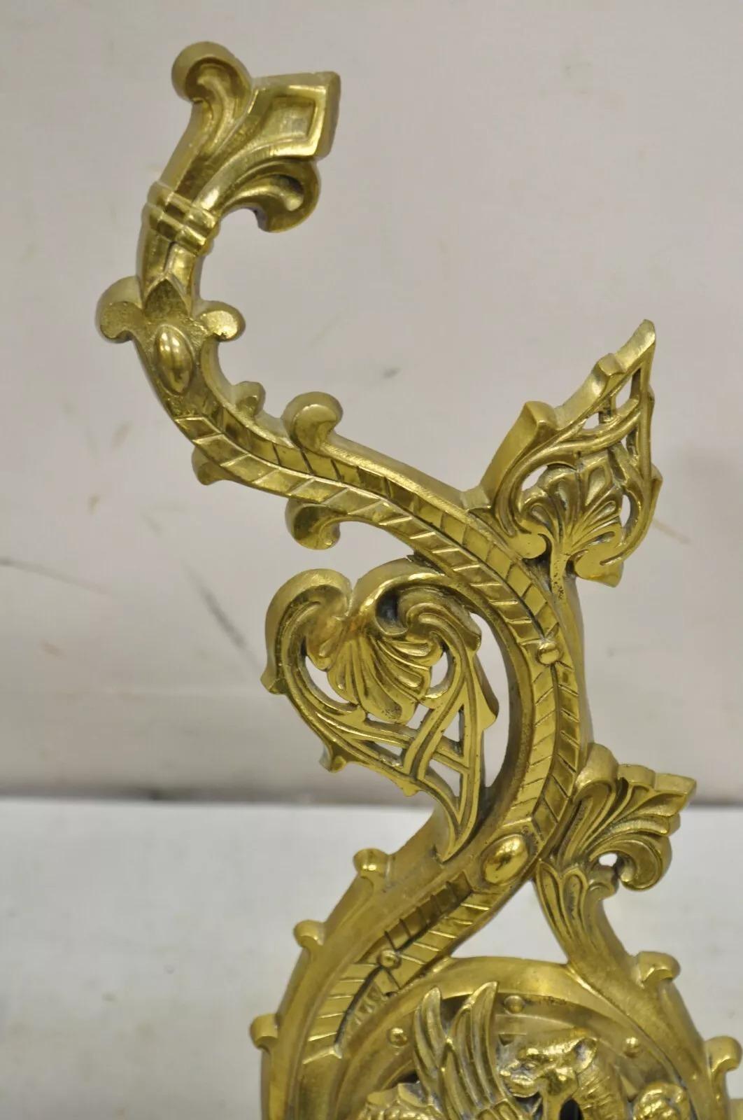 XX secolo Androni figurativi in ottone in stile barocco francese d'epoca con draghi grifoni - Coppia in vendita
