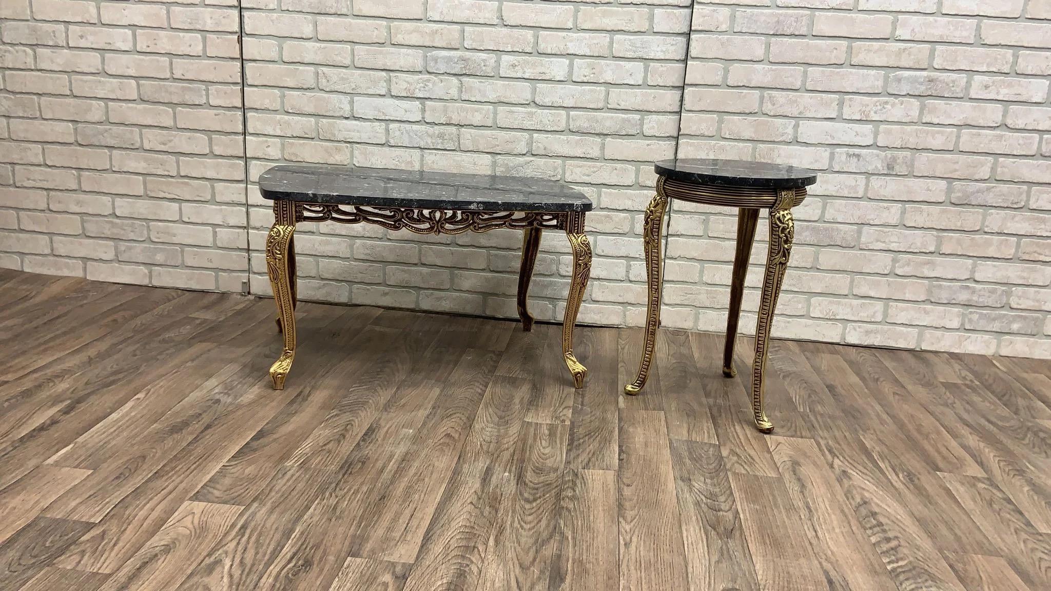 Barocco Tavolino da caffè d'epoca in stile barocco francese, con base in bronzo dorato e piano in marmo. in vendita