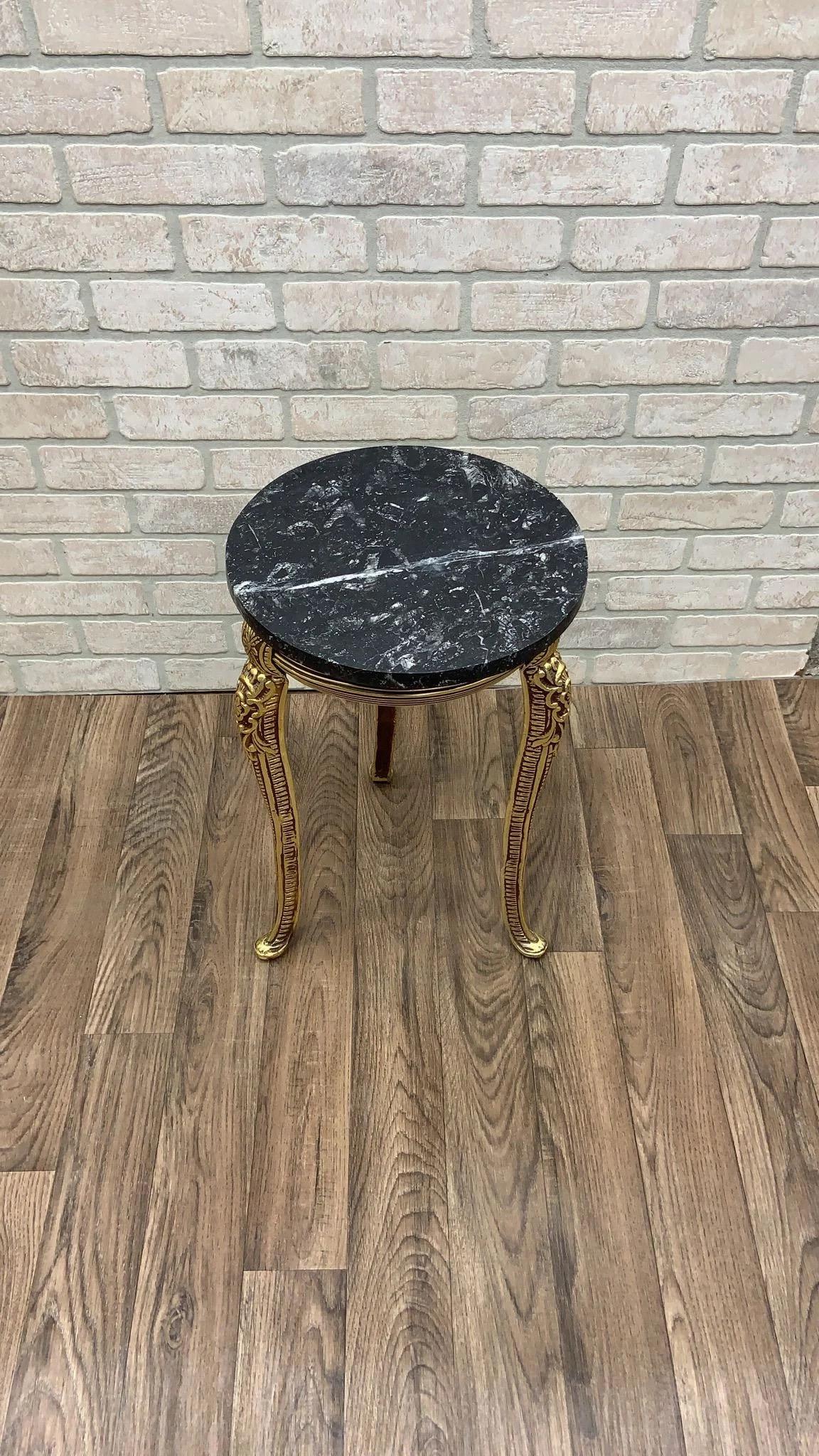 Tavolino da caffè d'epoca in stile barocco francese, con base in bronzo dorato e piano in marmo. in vendita 2
