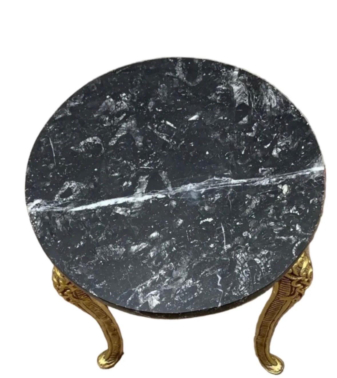 Vintage French Baroque Style Ornate Gilt-Bronze Round Marble Top Side Table For Sale 1