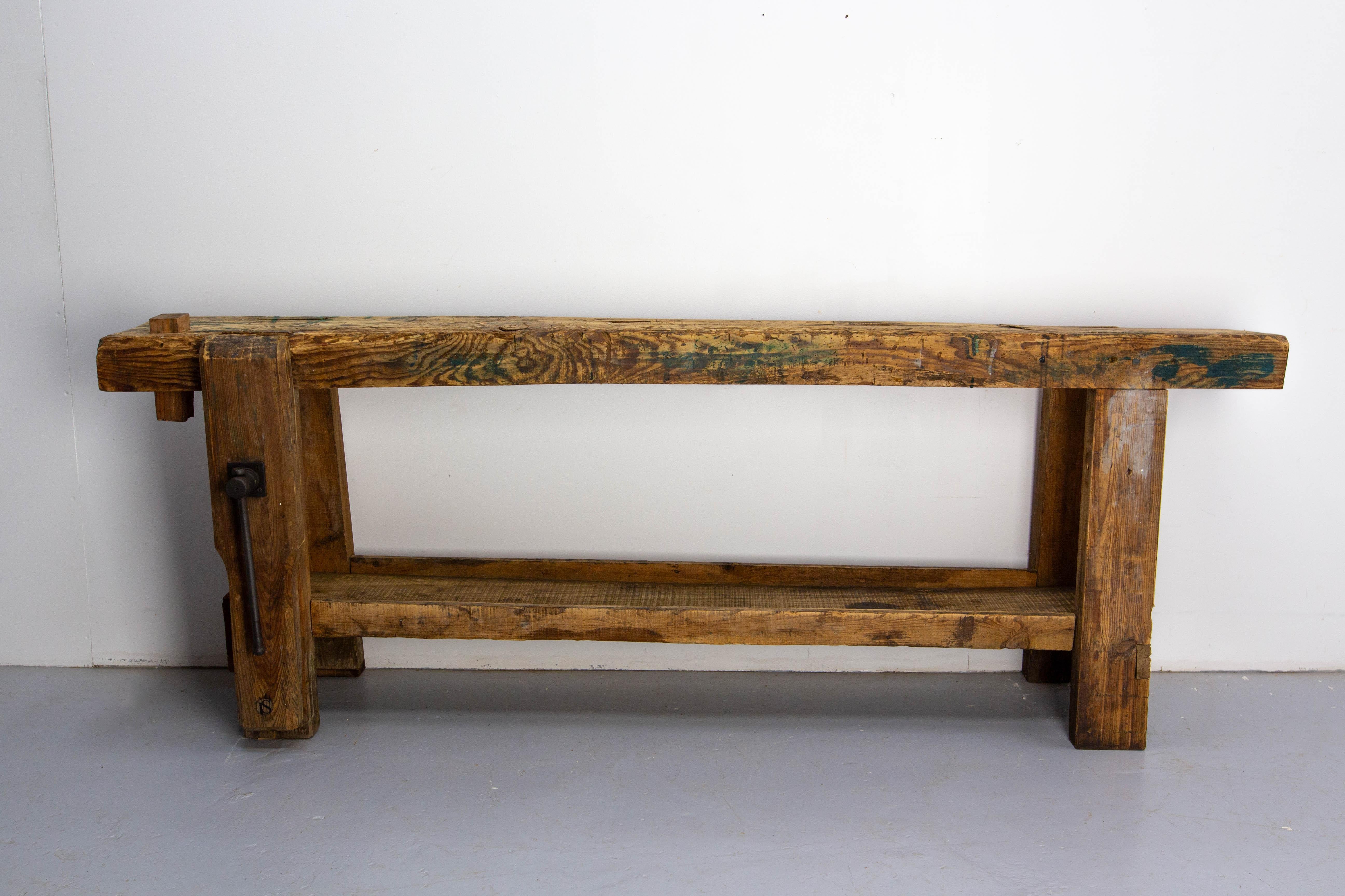 Französische Werkbank aus der Zeit um 1960.
Dieser Tisch eignet sich hervorragend für den Eingangsbereich und für einen Teil des Raumes als Konsole mit Charakter.
Die Schrammen, Kratzer, Dellen und Schnitte erzählen die Geschichte der vielen