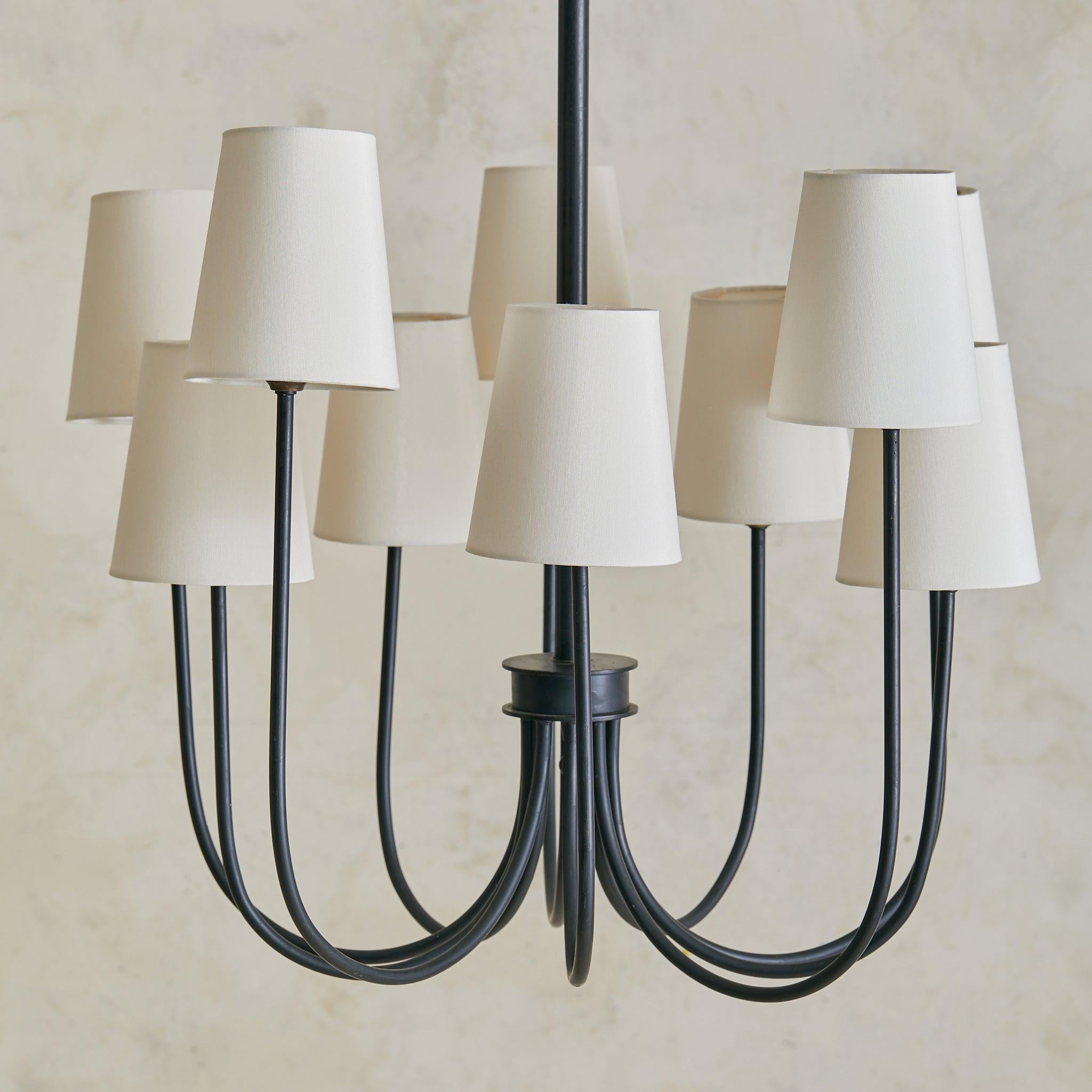 Vintage French Black Iron 10-Arm Chandelier with Shades Moderno en venta