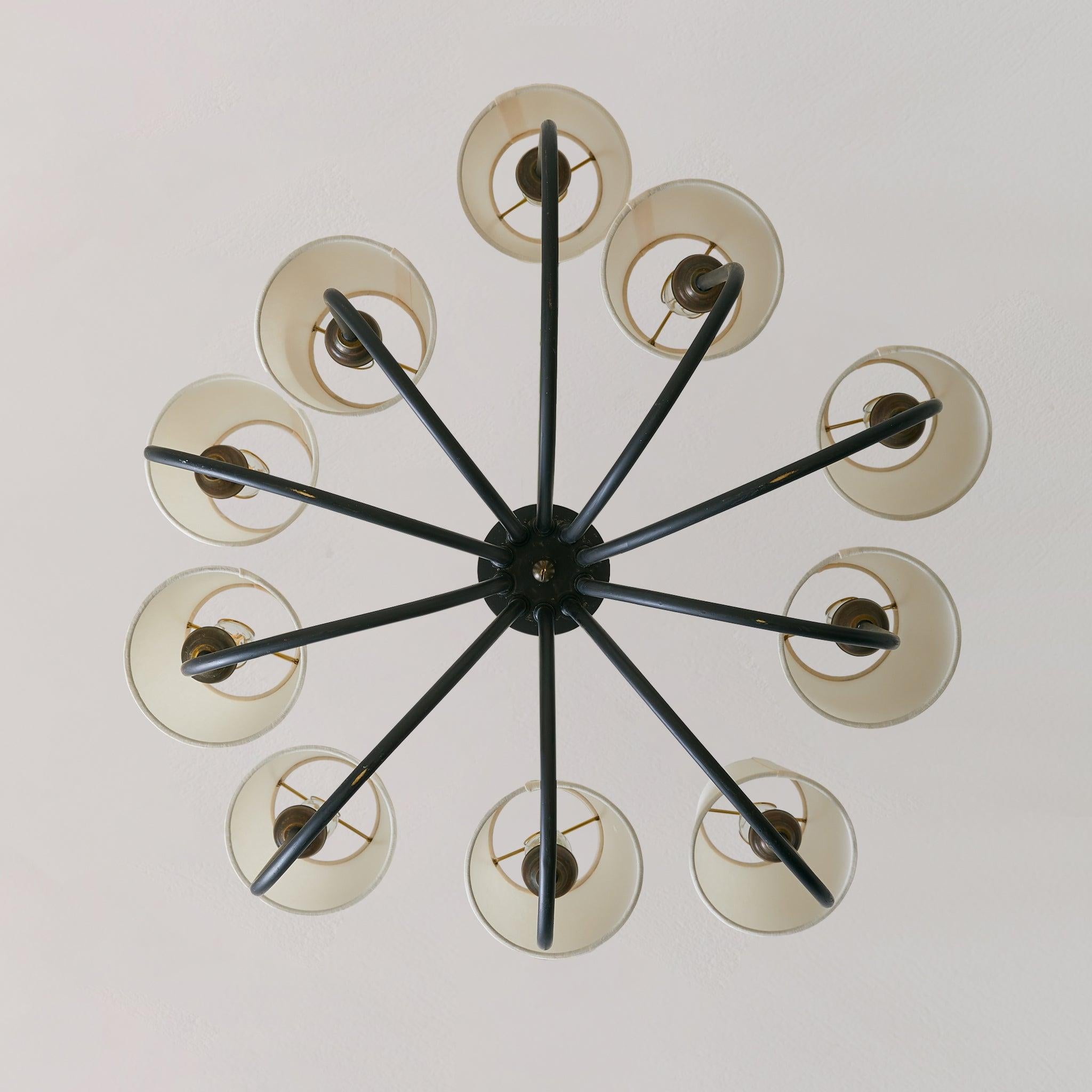 Vintage French Black Iron 10-Arm Chandelier with Shades Francés en venta