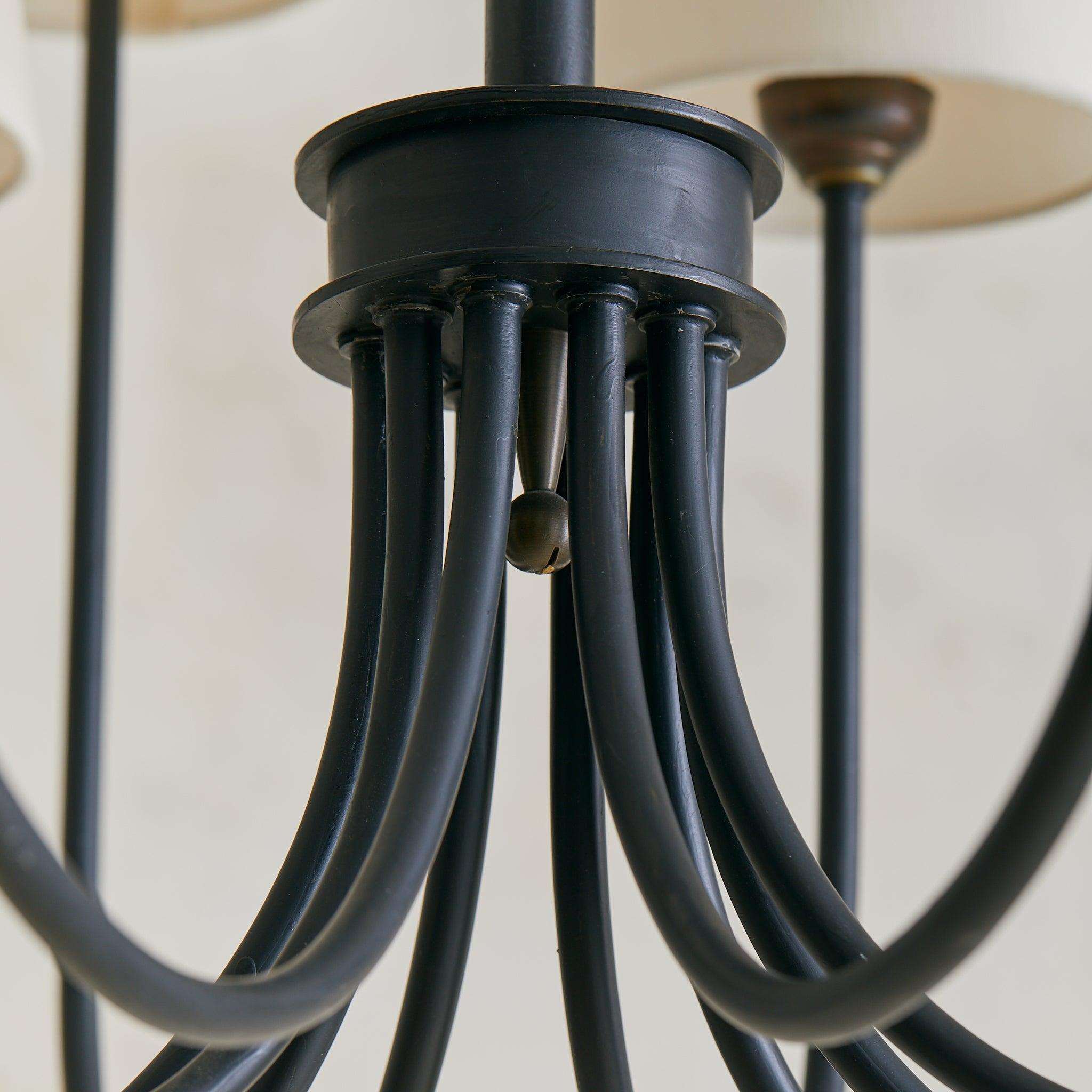 Vintage French Black Iron 10-Arm Chandelier with Shades en Bueno estado para la venta en Chicago, IL