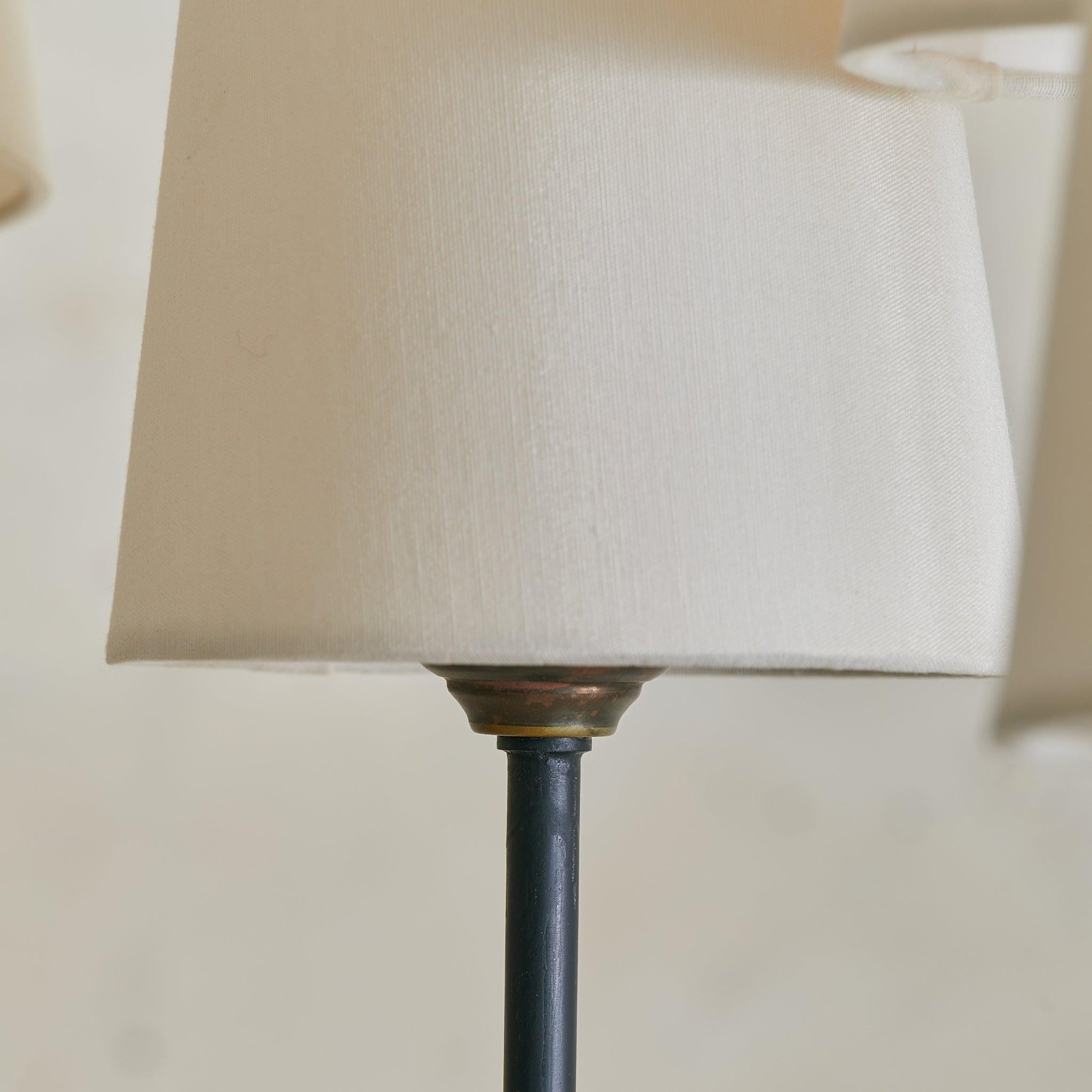 Vintage French Black Iron 10-Arm Chandelier with Shades siglo XX en venta